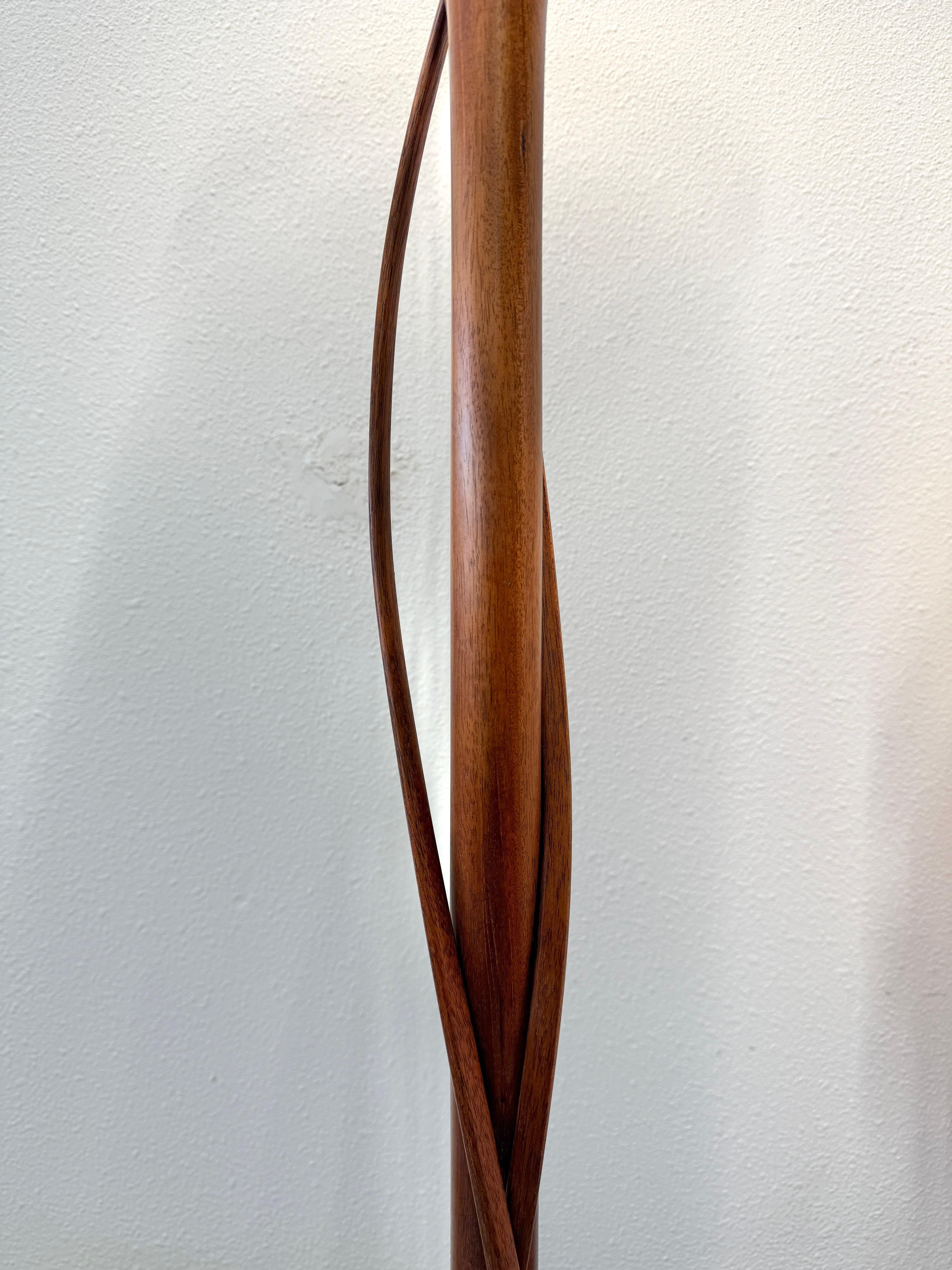 Clark Renfort Studios Geschnitzte Wood Wood Stehlampe mit zwei Ranken (21. Jahrhundert und zeitgenössisch) im Angebot