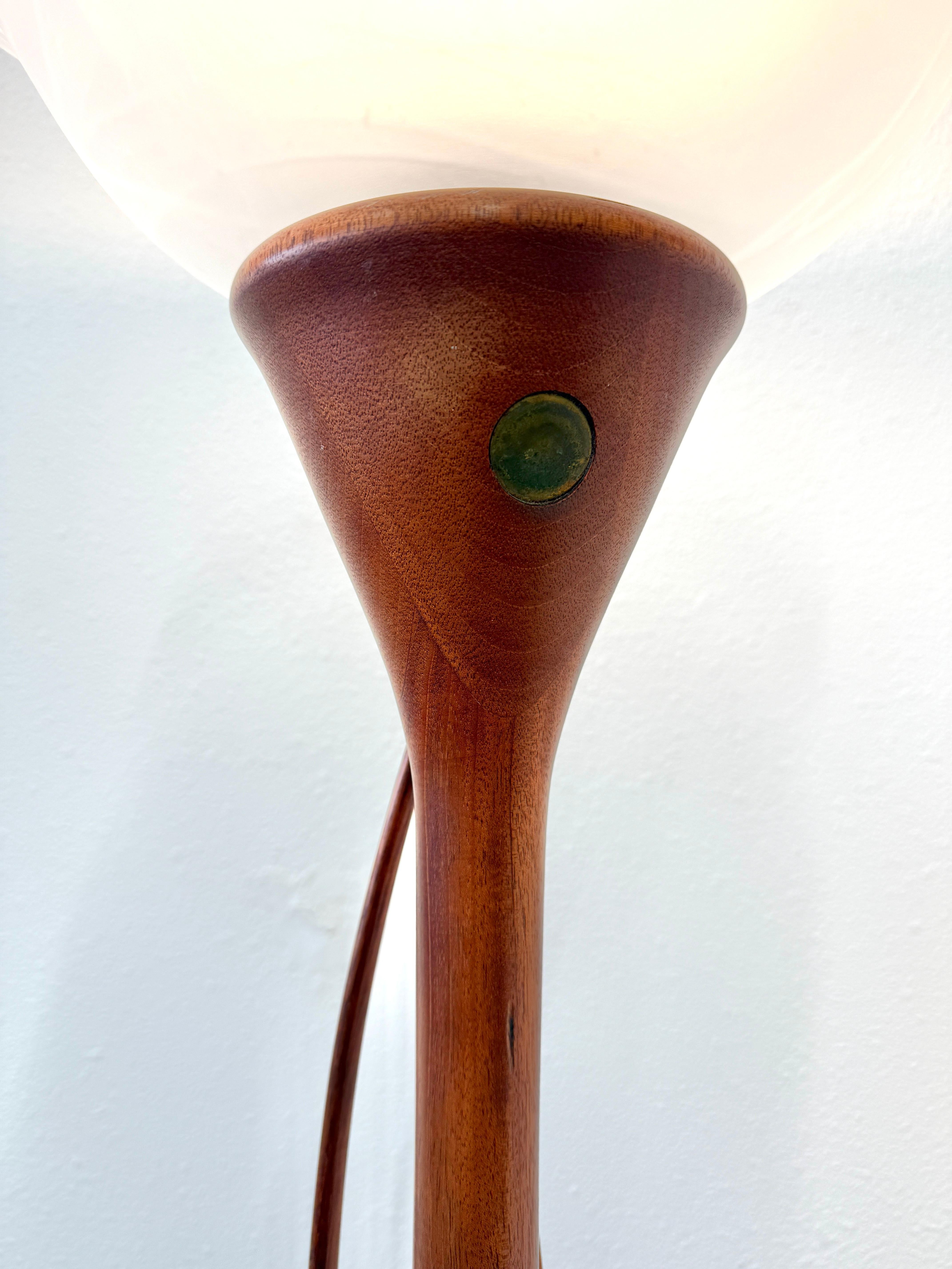 Clark Renfort Studios Geschnitzte Wood Wood Stehlampe mit zwei Ranken (Glas) im Angebot