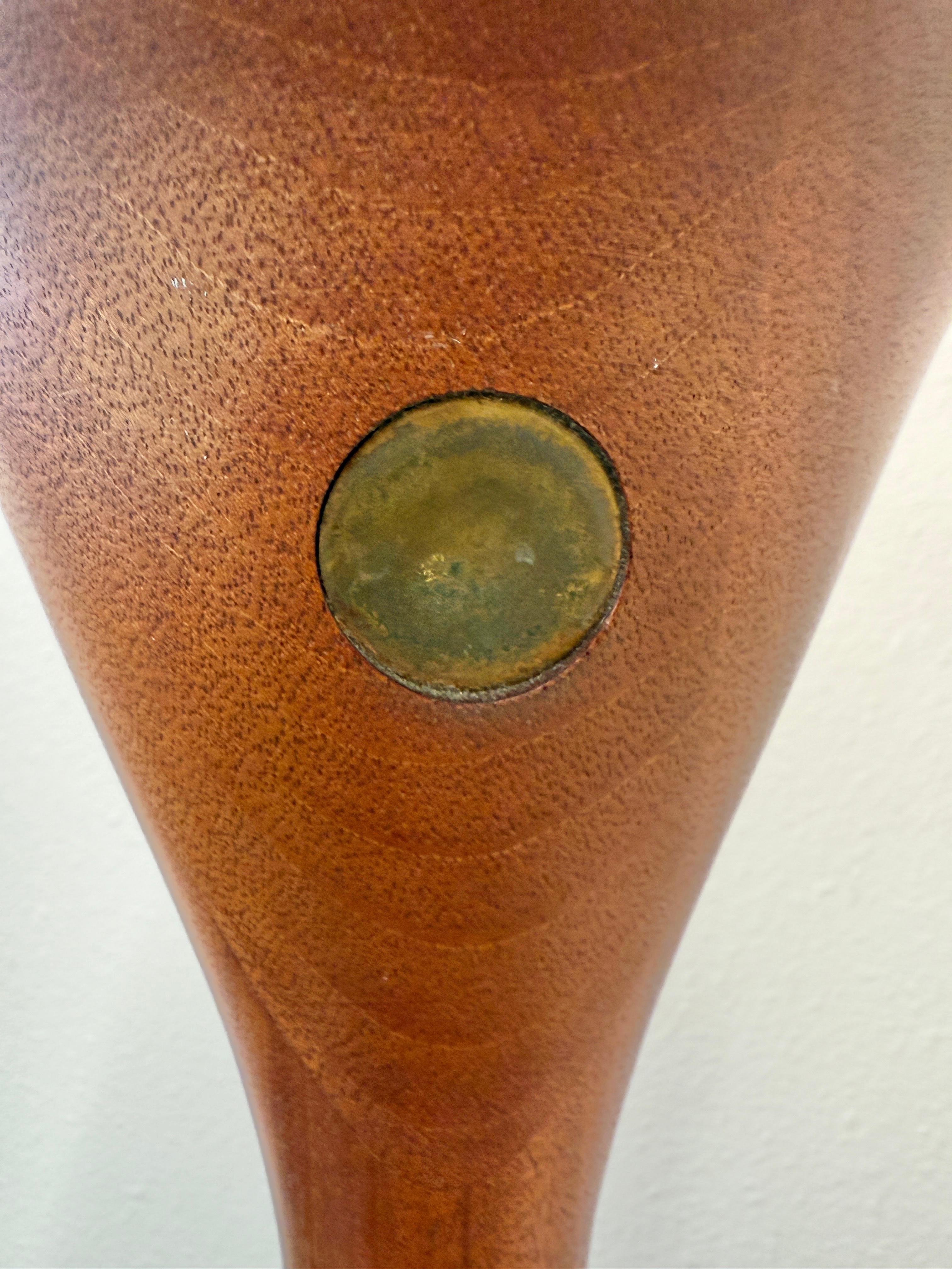 Clark Renfort Studios Geschnitzte Wood Wood Stehlampe mit zwei Ranken im Angebot 1