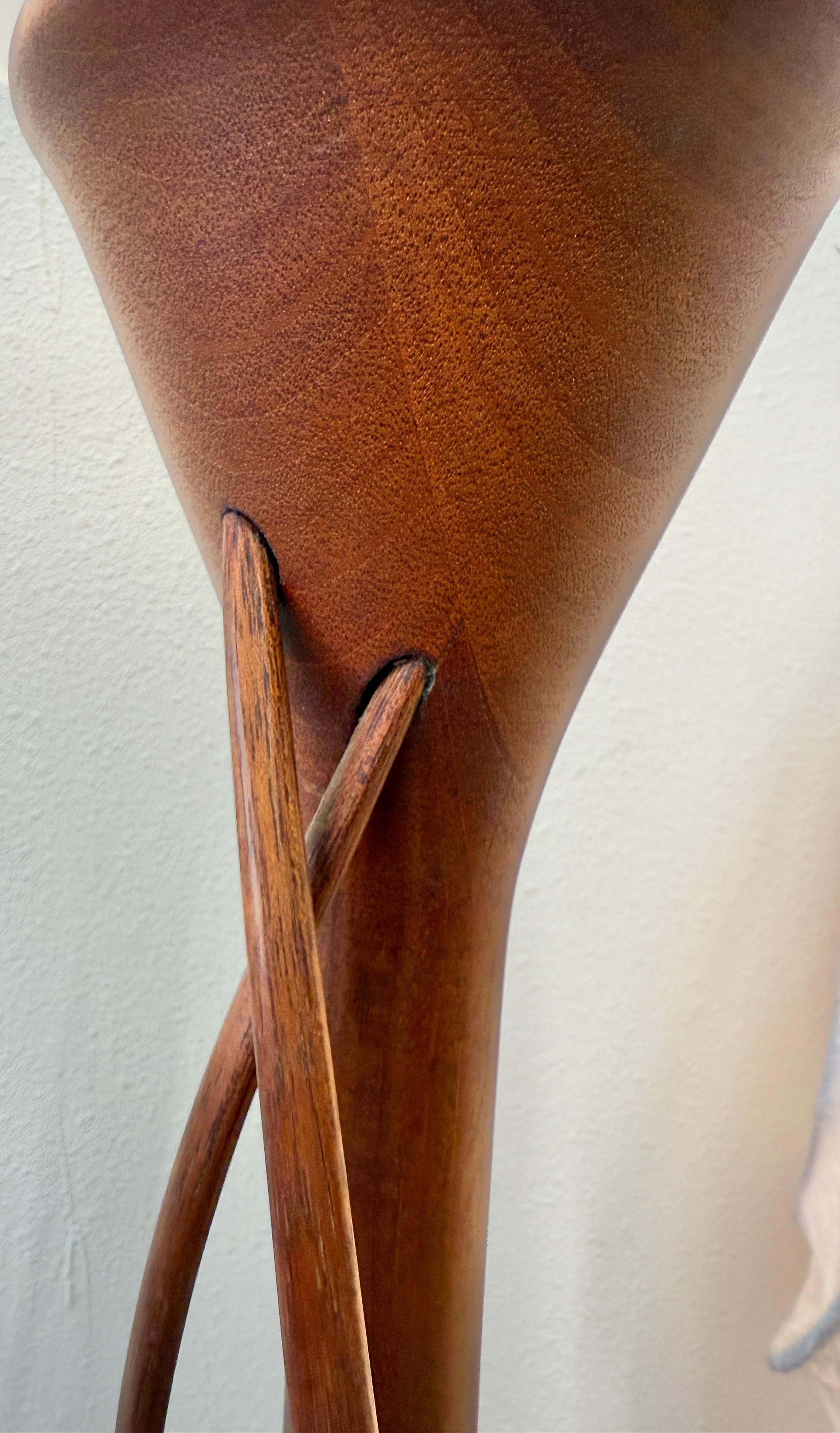Clark Renfort Studios Geschnitzte Wood Wood Stehlampe mit zwei Ranken im Angebot 2