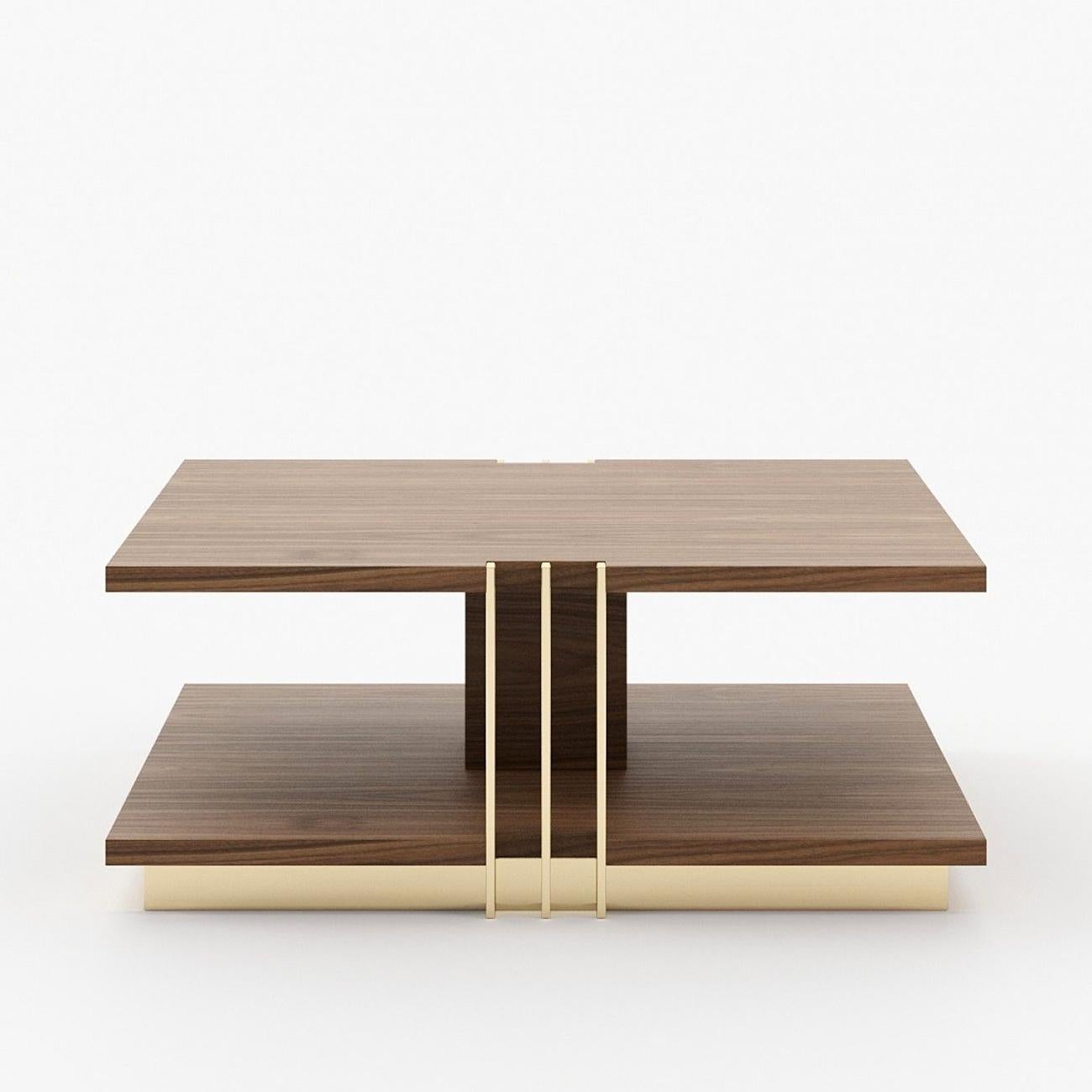 Table basse Clark Noyer avec structure en bois plaqué en bois de noyer mat,
avec structure en acier inoxydable poli et base en finition dorée.
Également disponible en placage de chêne naturel, en placage de chêne gris mat ou en placage de chêne