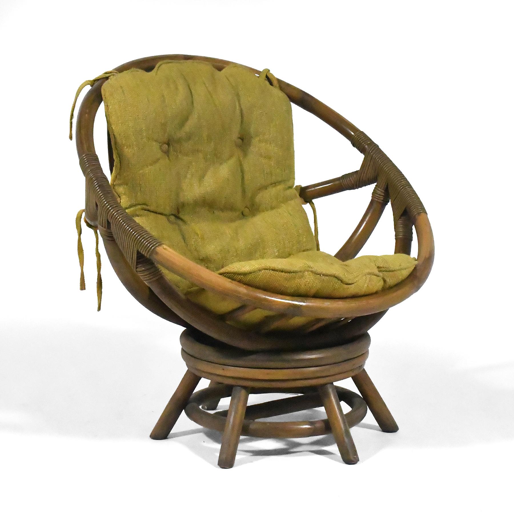 Este salón de ratán, un encantador diseño moderno y orgánico de Clark Casual, tiene un asiento redondo que recuerda a Eero Arnio, sostenido por una base de seis patas. El asiento acuna a la persona sentada, con la comodidad añadida de un cojín