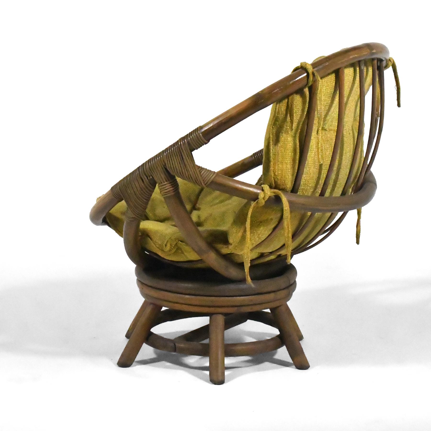 Sillón informal de ratán Clarke finales del siglo XX en venta