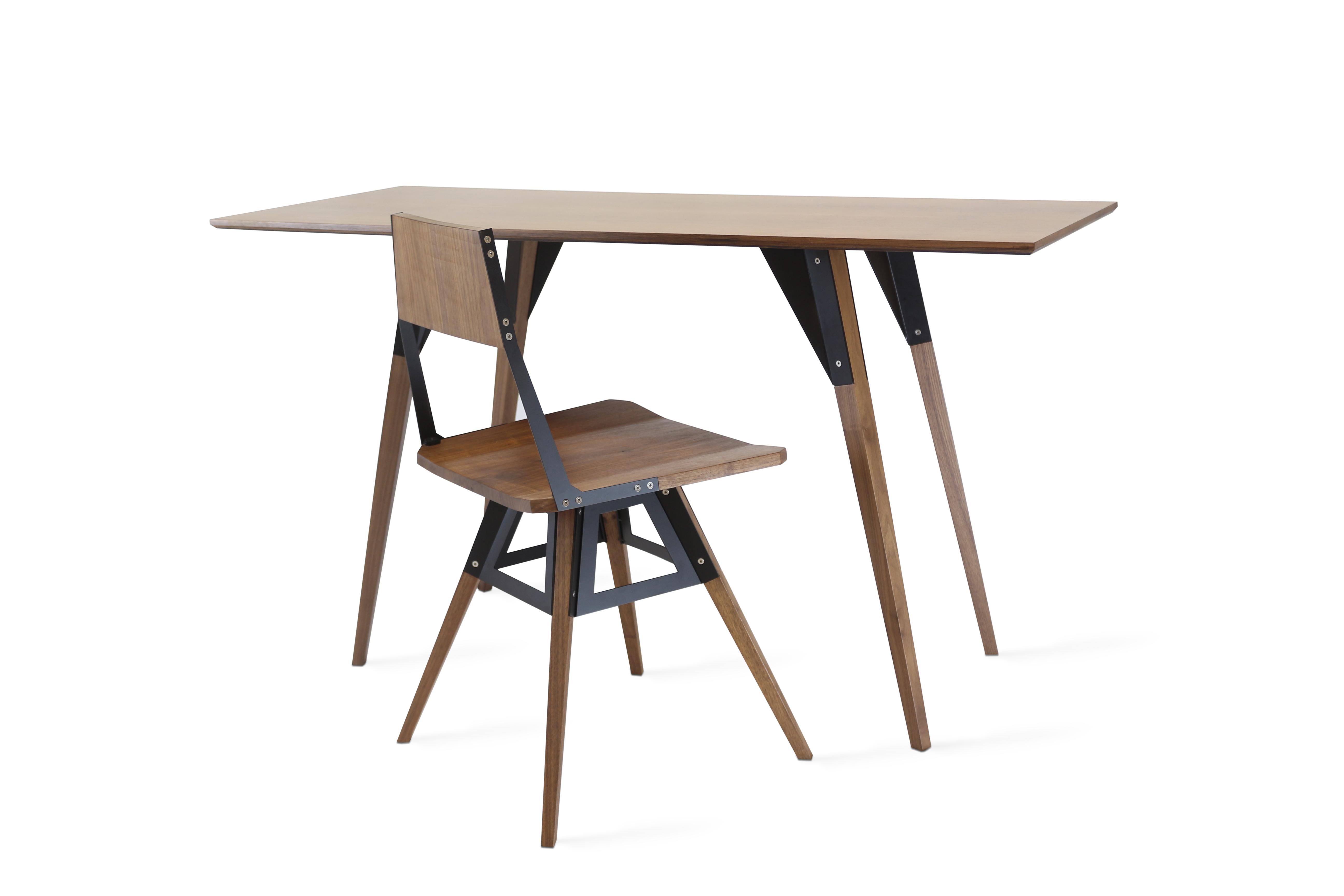 La Collezione Clarke è disponibile in dieci diverse dimensioni del piano del tavolo, due specie di legno e due finiture di metallo. I bulloni in acciaio inox a vista rendono il confine tra lo stile scandinavo e quello industriale.