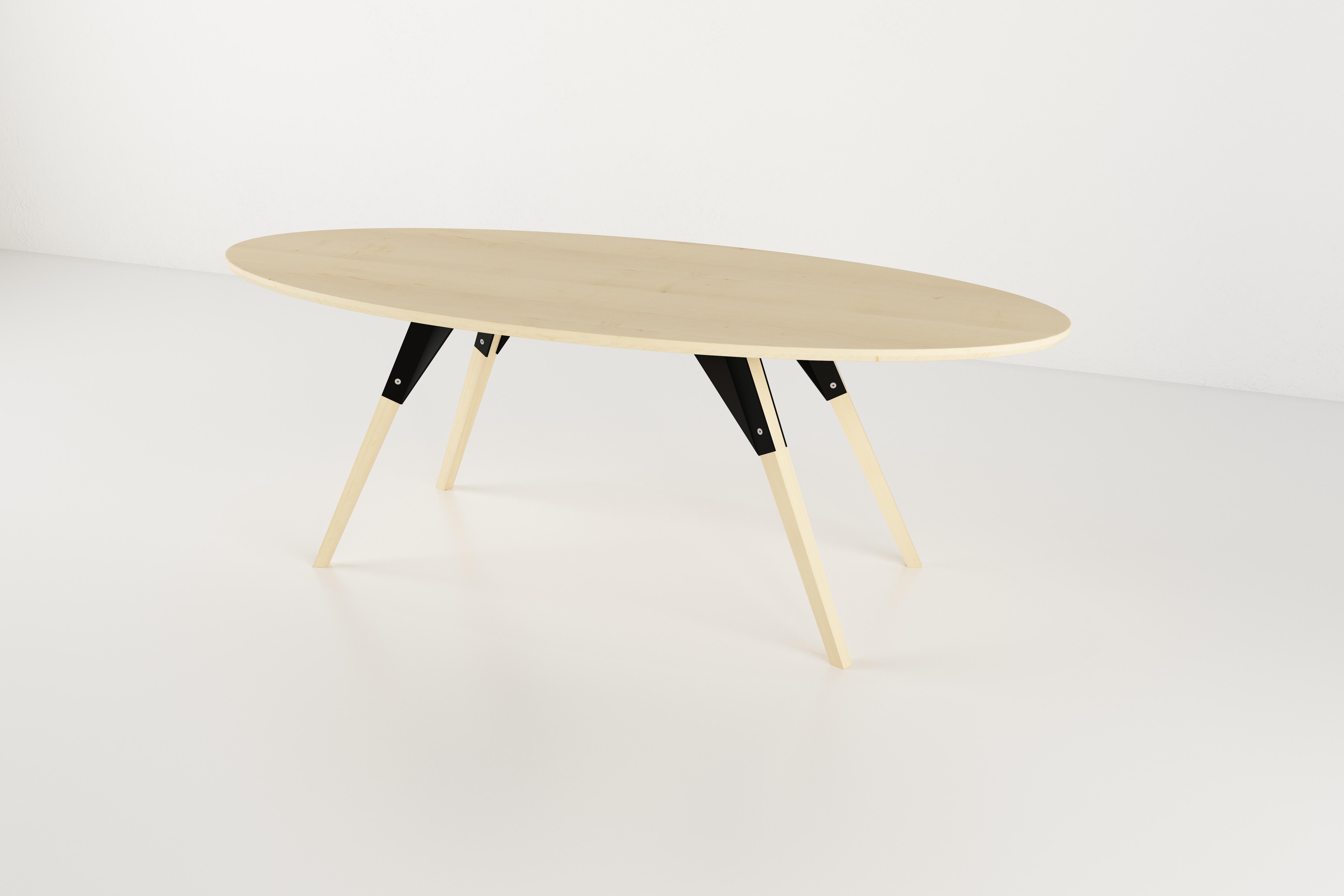 Die Clarke Collection ist in zehn verschiedenen Tischplattengrößen, zwei Holzarten und zwei Metalloberflächen erhältlich. Die freiliegenden Edelstahlbolzen verwischen die Grenze zwischen skandinavischem und industriellem Stil.
 
