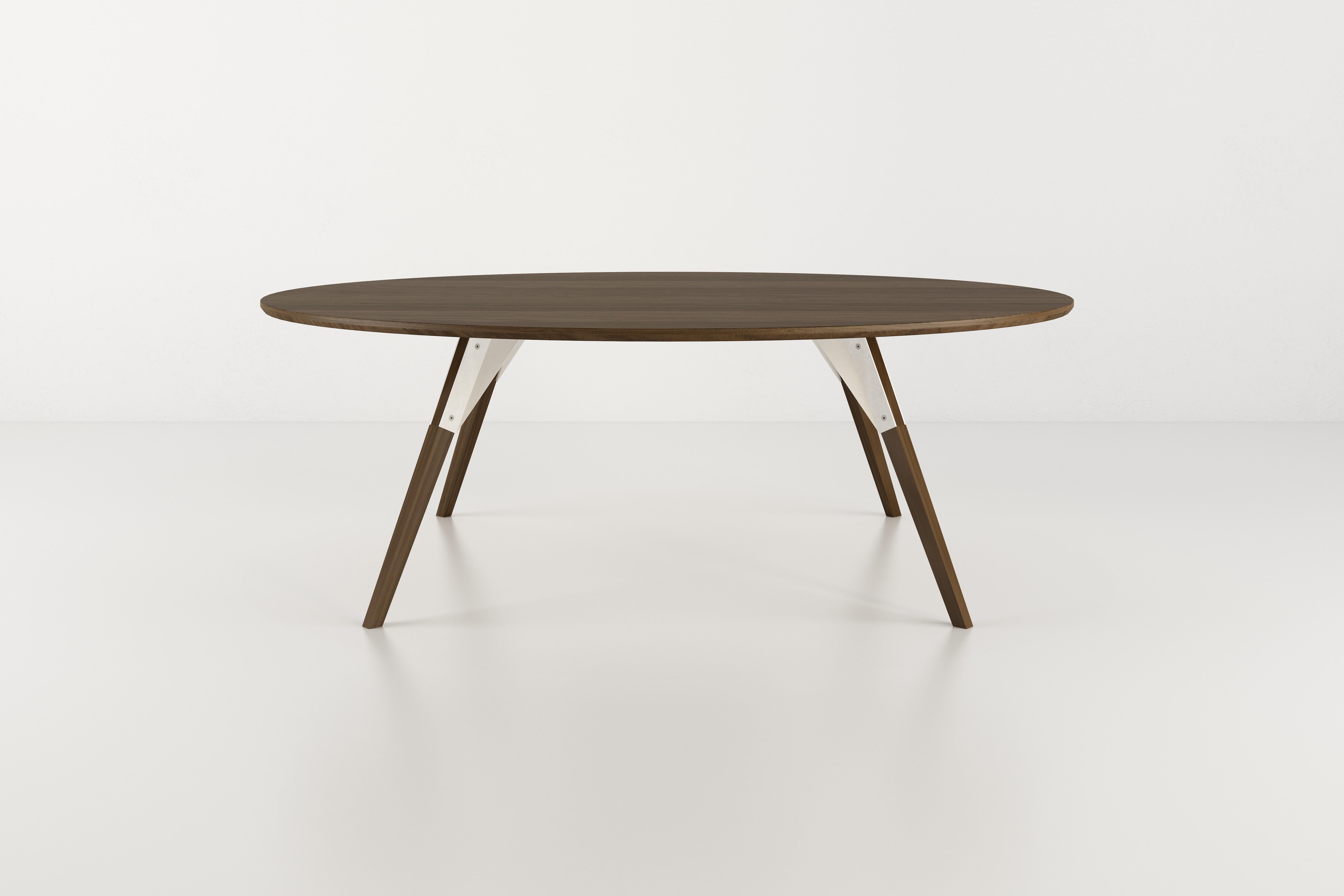 La Collection S est disponible en dix tailles de plateaux de table, deux essences de bois et deux finitions métalliques. Les boulons en acier inoxydable apparents brouillent la frontière entre les styles scandinave et industriel.
 