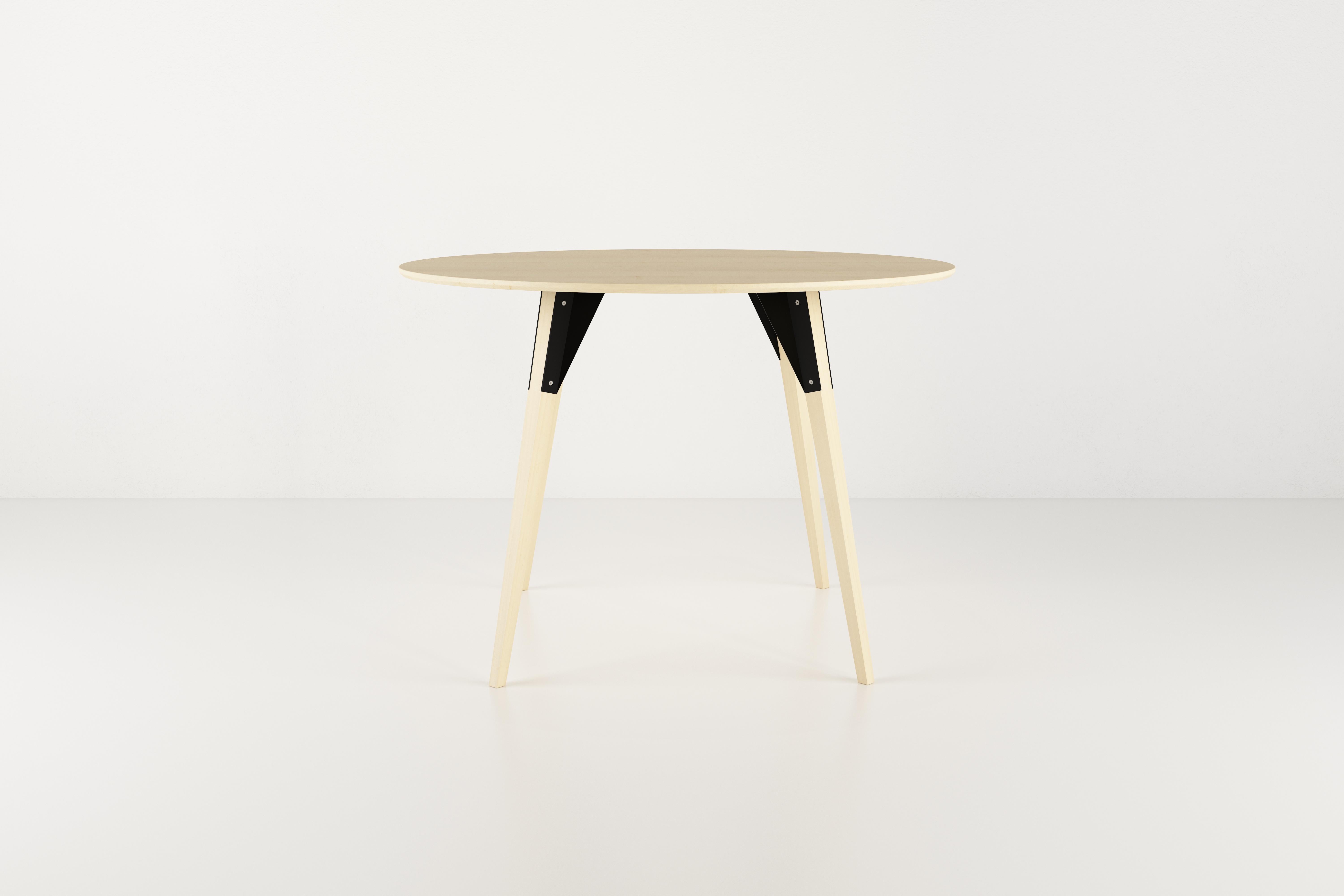 La collection Clarke se décline en dix tailles de plateau différentes, deux essences de bois et deux finitions métalliques. Les boulons en acier inoxydable exposés brouillent la frontière entre les styles scandinave et industriel.
 