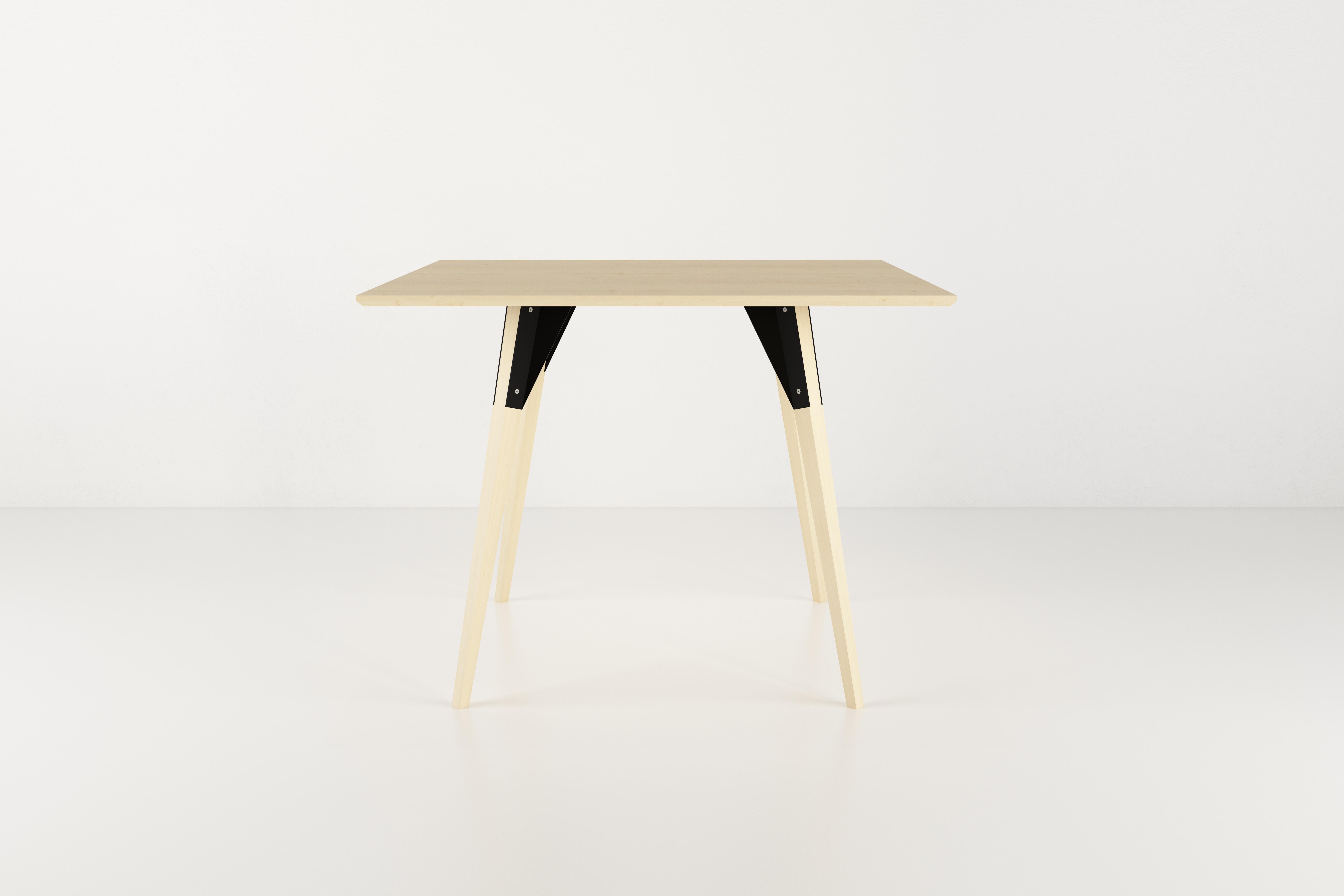 La Collezione Clarke è disponibile in dieci diverse dimensioni del piano del tavolo, due specie di legno e due finiture di metallo. I bulloni in acciaio inox a vista rendono il confine tra lo stile scandinavo e quello industriale.
     