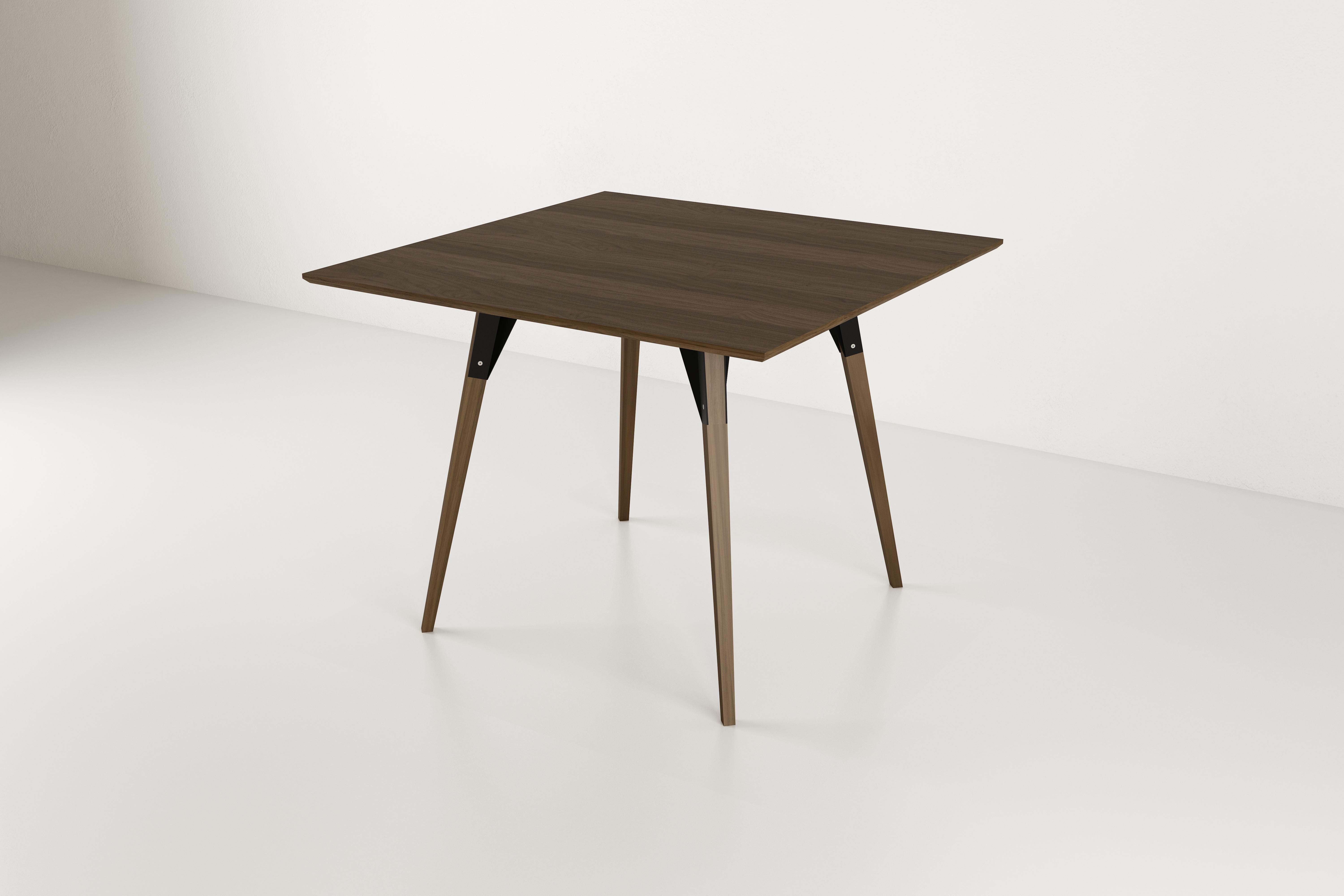 Moderne Table carrée industrielle Clarke en noyer noir en vente