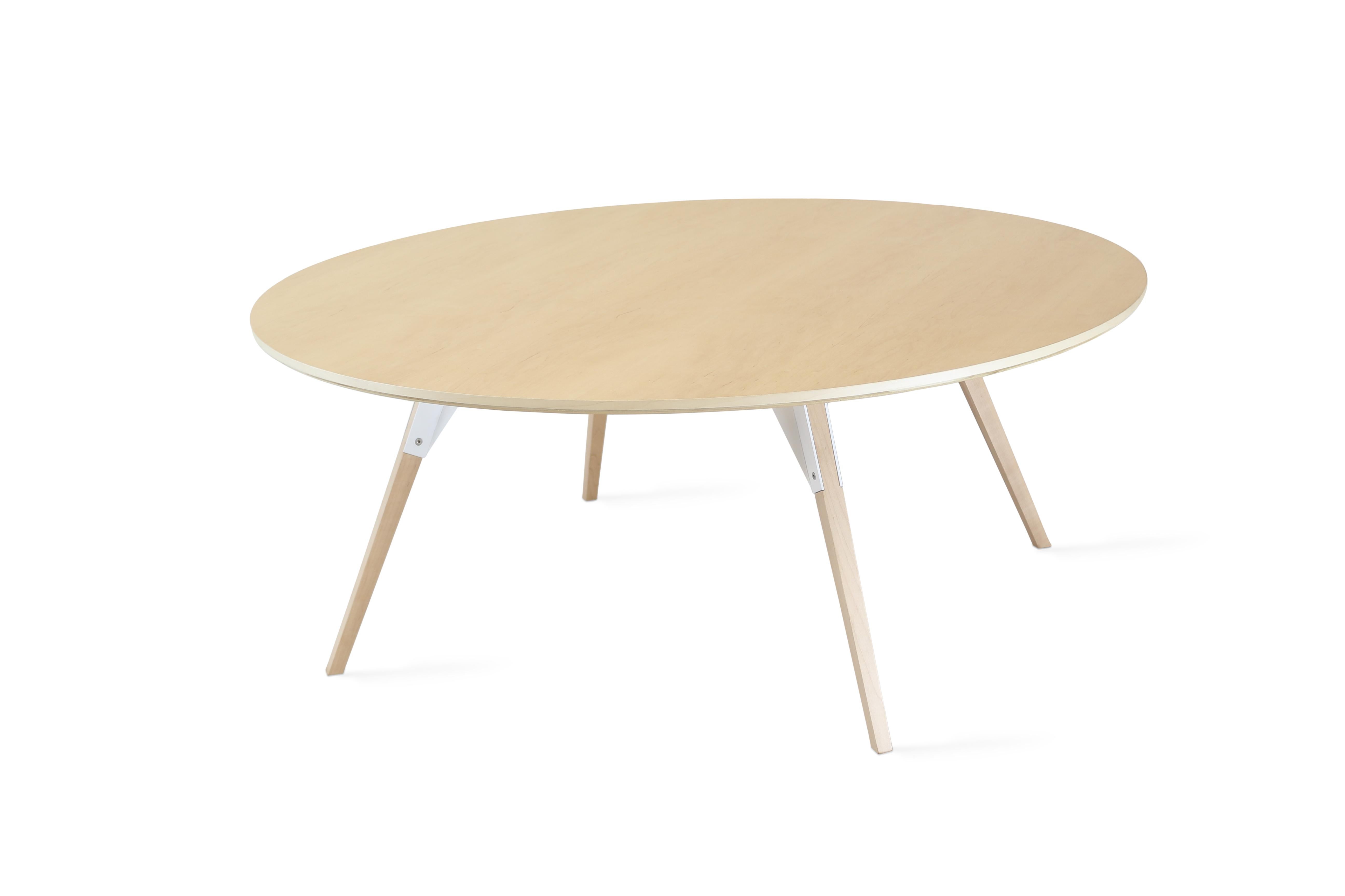 Die Clarke Collection ist in zehn verschiedenen Tischplattengrößen, zwei Holzarten und zwei Metalloberflächen erhältlich. Die freiliegenden Edelstahlbolzen verwischen die Grenze zwischen skandinavischem und industriellem Stil.
 