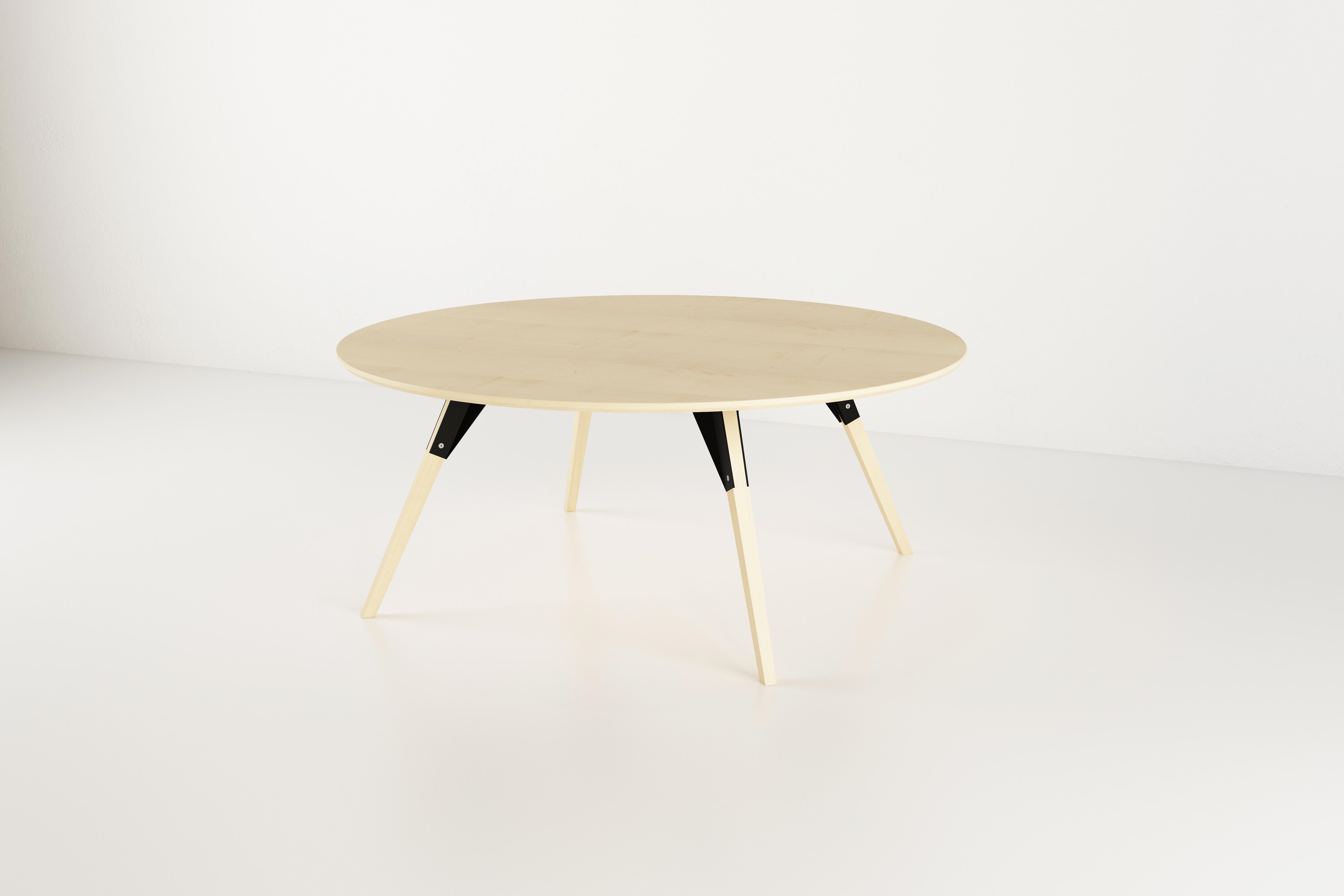 Américain Table basse ronde Clarke en érable noir en vente