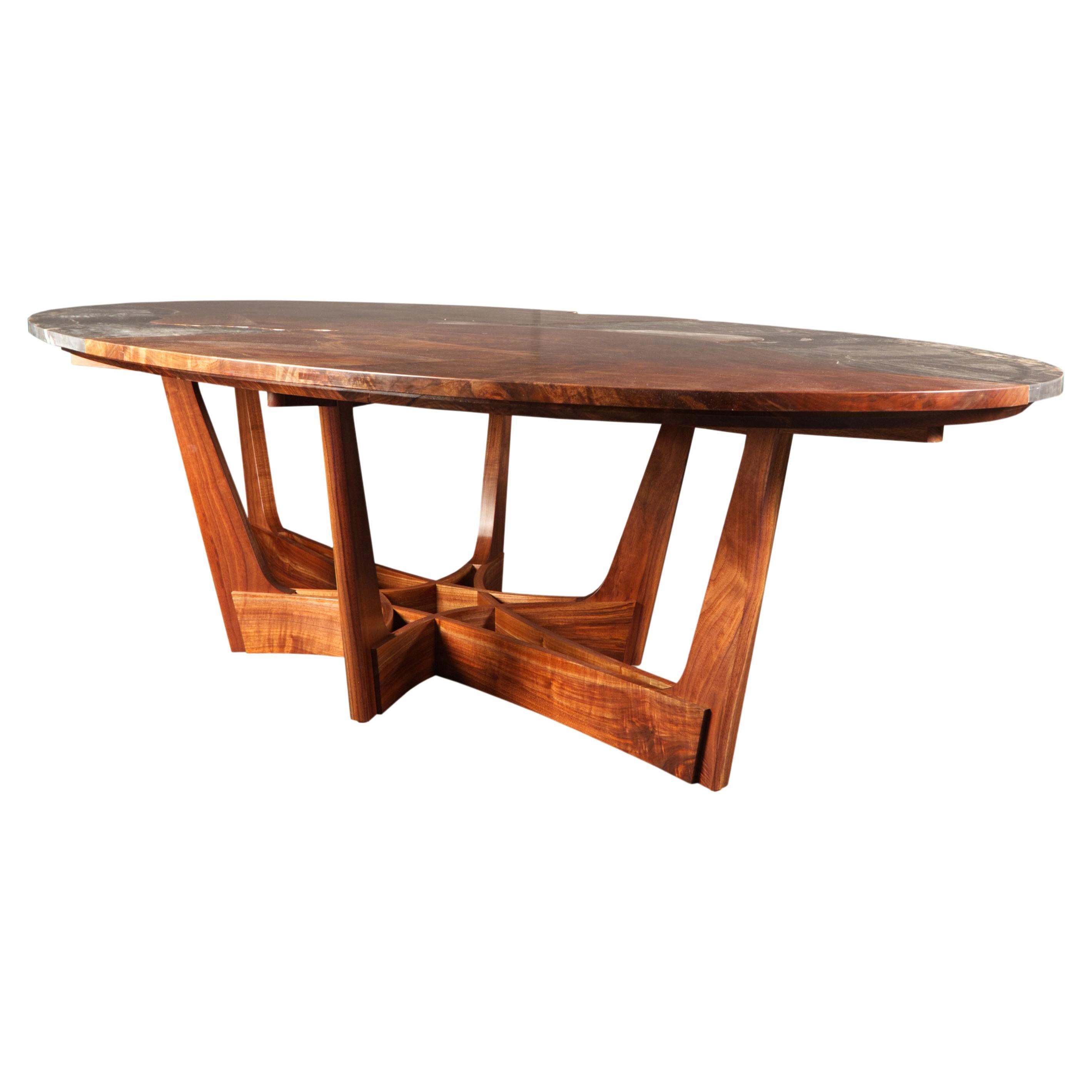 La table de salle à manger Hayden de Drake Woodworking est un exemple de design et d'artisanat. Fabriqué à la main à partir de cinq plaques distinctes de noyer Claro, le plateau de la table est un patchwork de bois incroyablement figuré et est