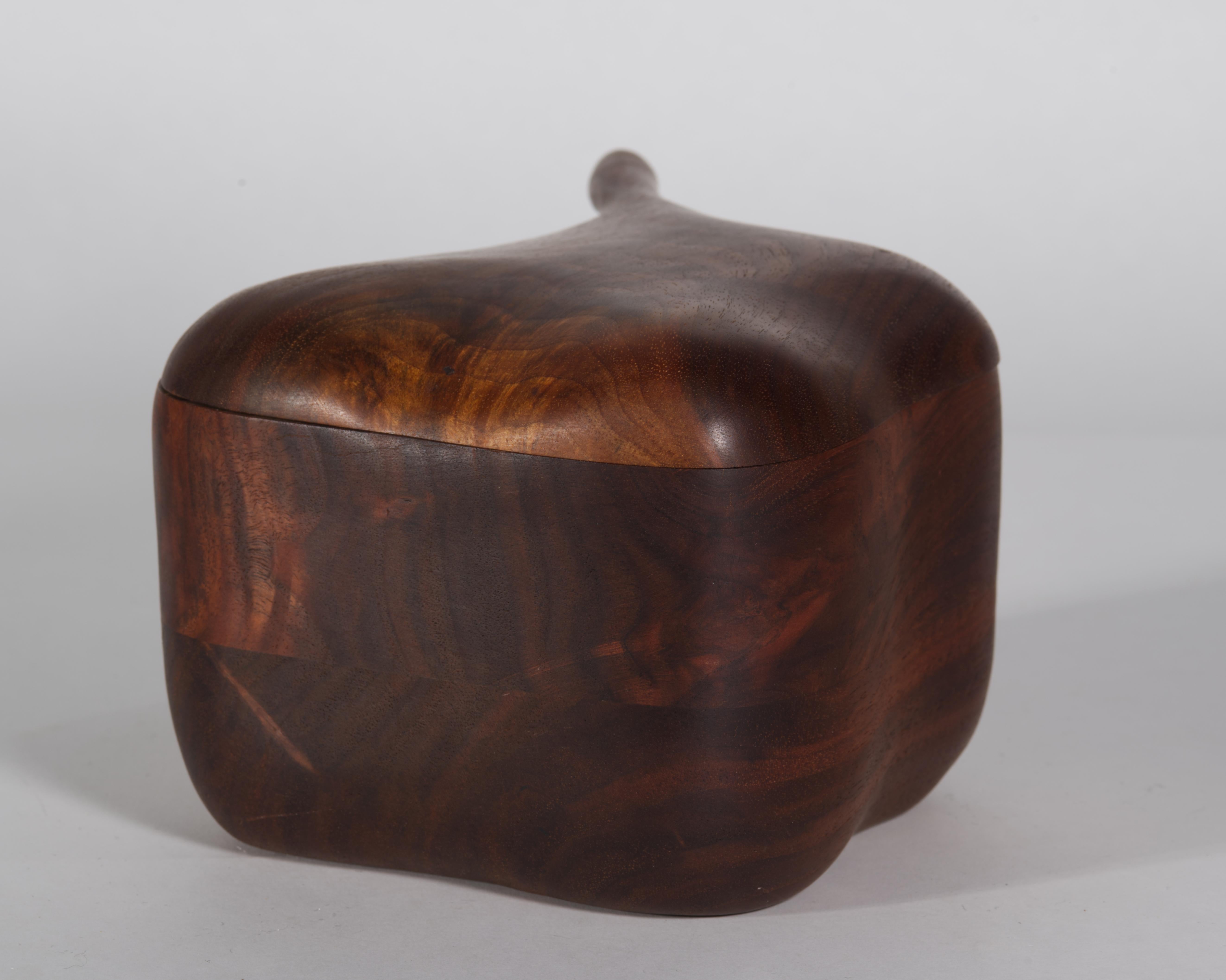 Scatola con coperchio intagliato in noce Claro, Studio A americano In condizioni buone in vendita a Clifton Springs, NY