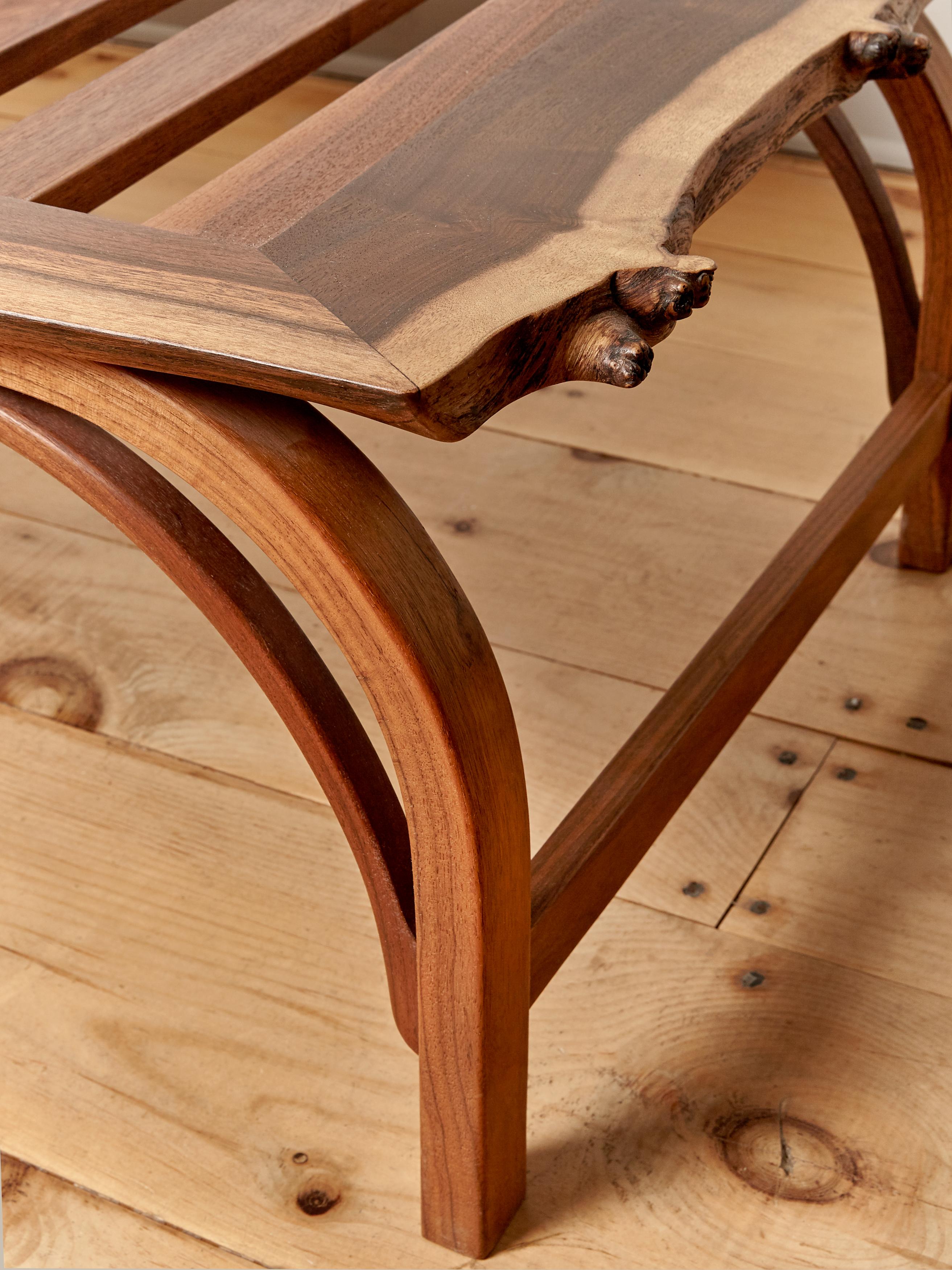 Organique Banc cintré Claro en noyer à bords vifs avec coussin de style matelasseur français en vente
