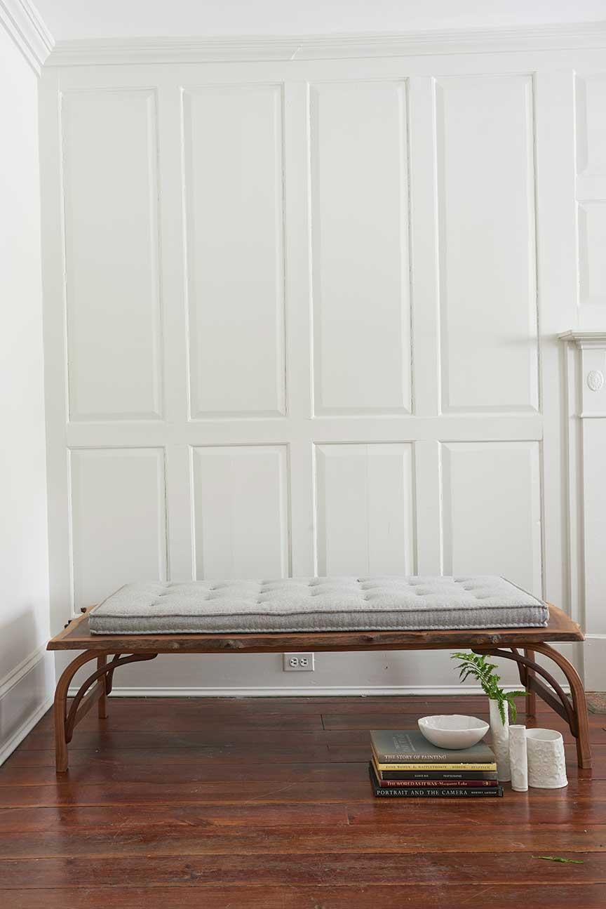 Sculpté à la main Banc cintré Claro en noyer à bords vifs avec coussin de style matelasseur français en vente