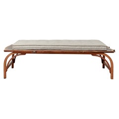 Panca con bordo vivo in noce Claro con cuscino in stile materasso francese