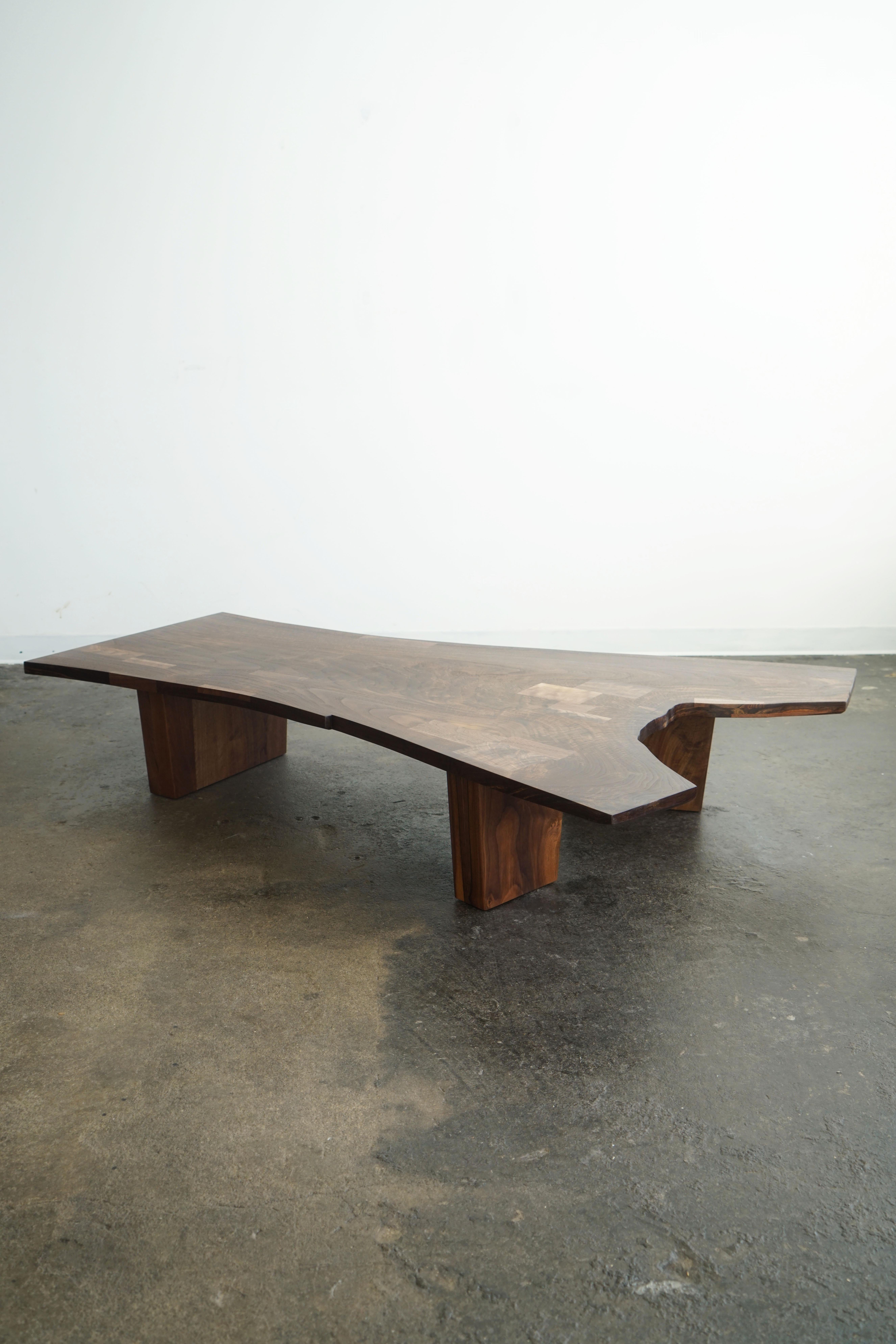 Couchtisch Claro Walnut Slab von Last Workshop, 2025.
Massives Nussbaumholz, naturbelassen.

Abmessungen:  70