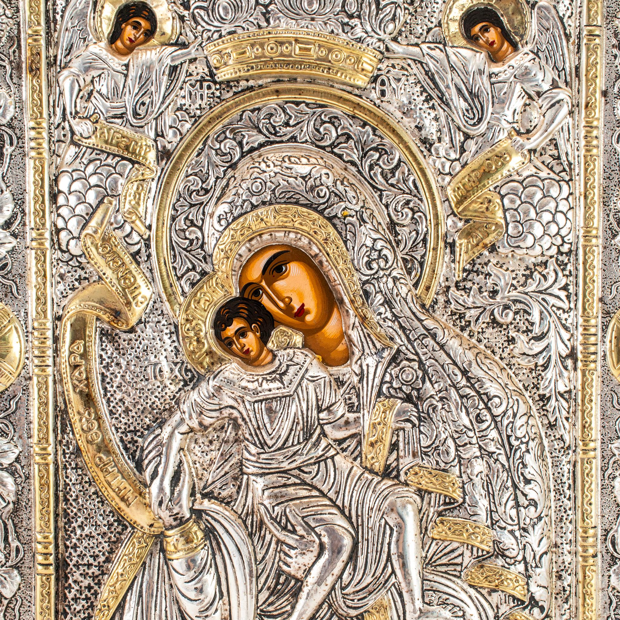 Marchio: Clarté

Tipo di metallo: Argento 925 e oro 22 carati

Lunghezza: 13,00 pollici

Larghezza: 10,25 pollici

Altezza: 0.75 pollici

Peso: 1.315,19 grammi

Icone greco-ortodosse Clarté con cornice in oro e argento. I metalli sono stati testati