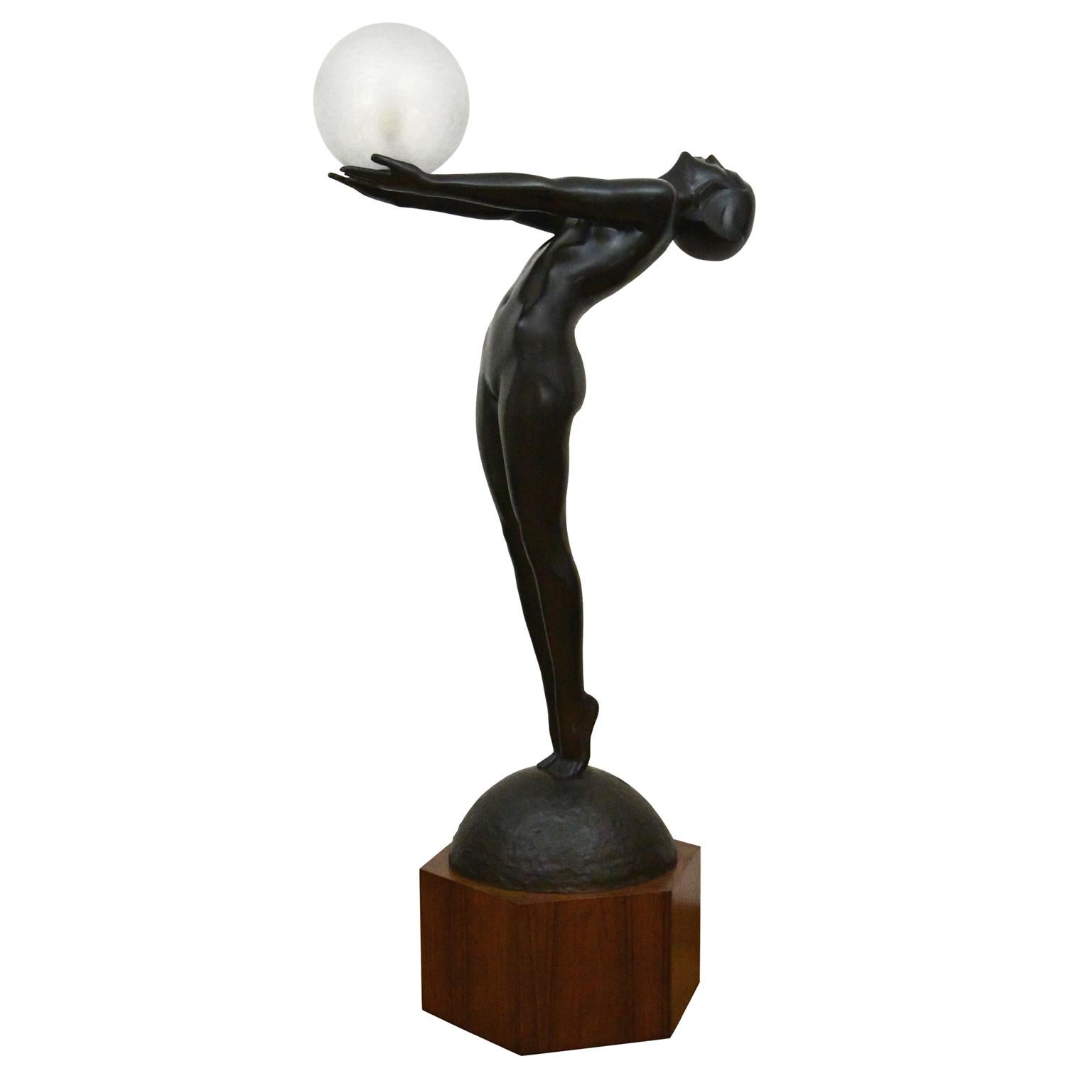 Art déco CLARTE Lampe en bronze Art Verrier grandeur nature Nu debout avec globe par Max Le Verrier en vente