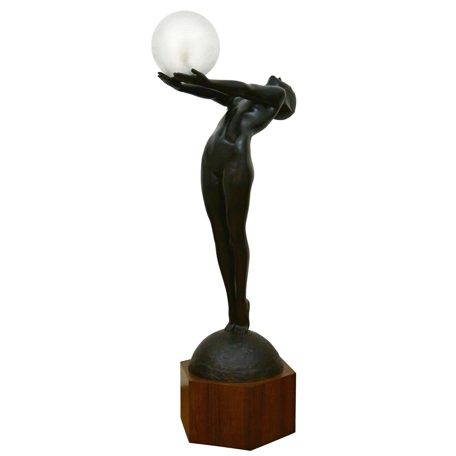 Français CLARTE Lampe en bronze Art Verrier grandeur nature Nu debout avec globe par Max Le Verrier en vente