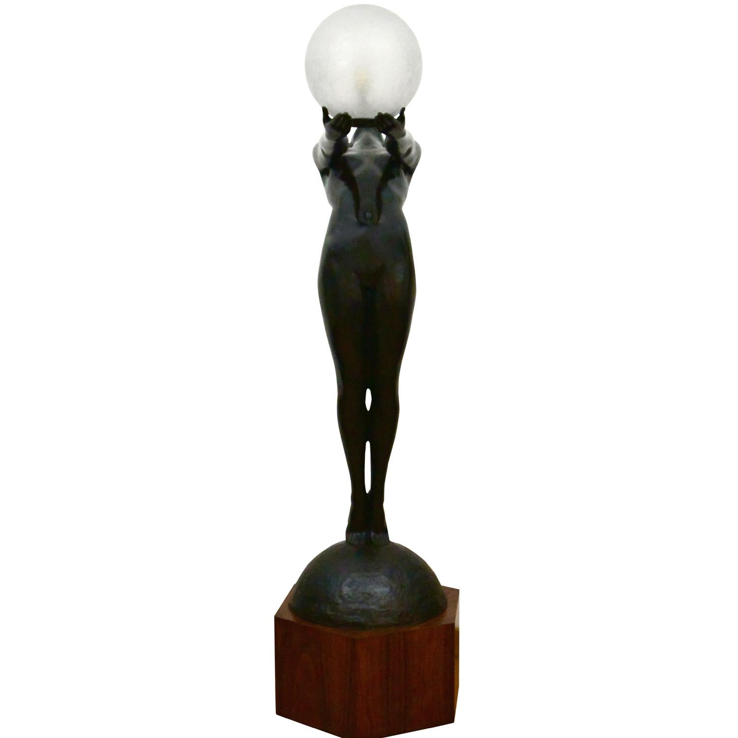 Fait main CLARTE Lampe en bronze Art Verrier grandeur nature Nu debout avec globe par Max Le Verrier en vente
