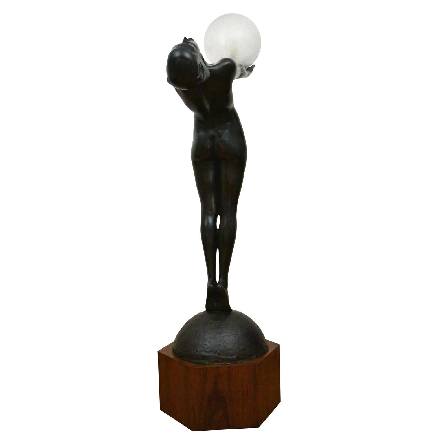 Bronze CLARTE Lampe en bronze Art Verrier grandeur nature Nu debout avec globe par Max Le Verrier en vente