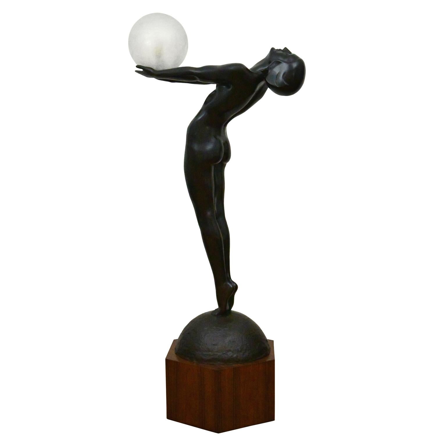 CLARTE Lampe en bronze Art Verrier grandeur nature Nu debout avec globe par Max Le Verrier en vente 1