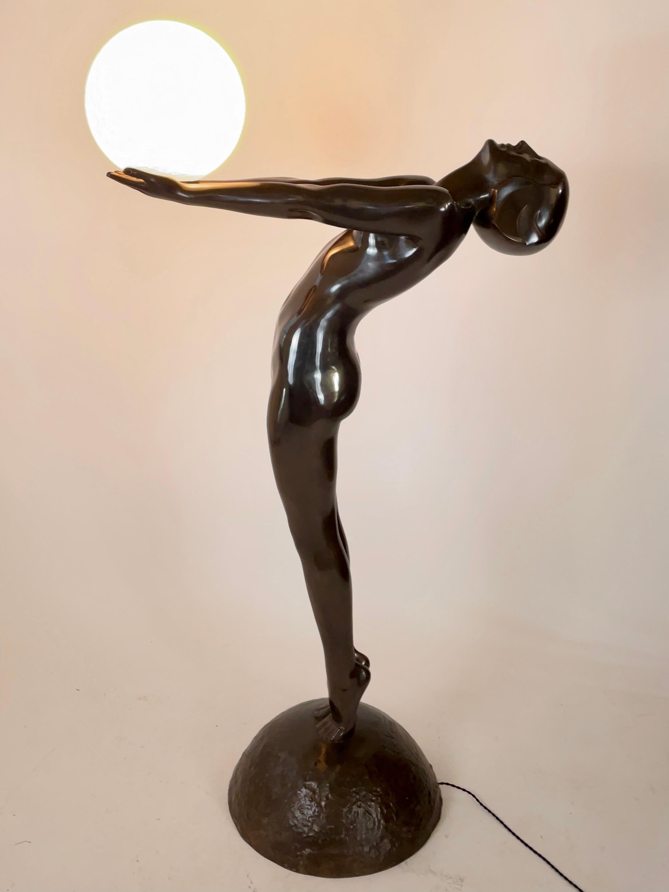 Art déco Clarté Très Grande Sculpture en Style Art Déco Lampadaire Original Max Le Verrier en vente