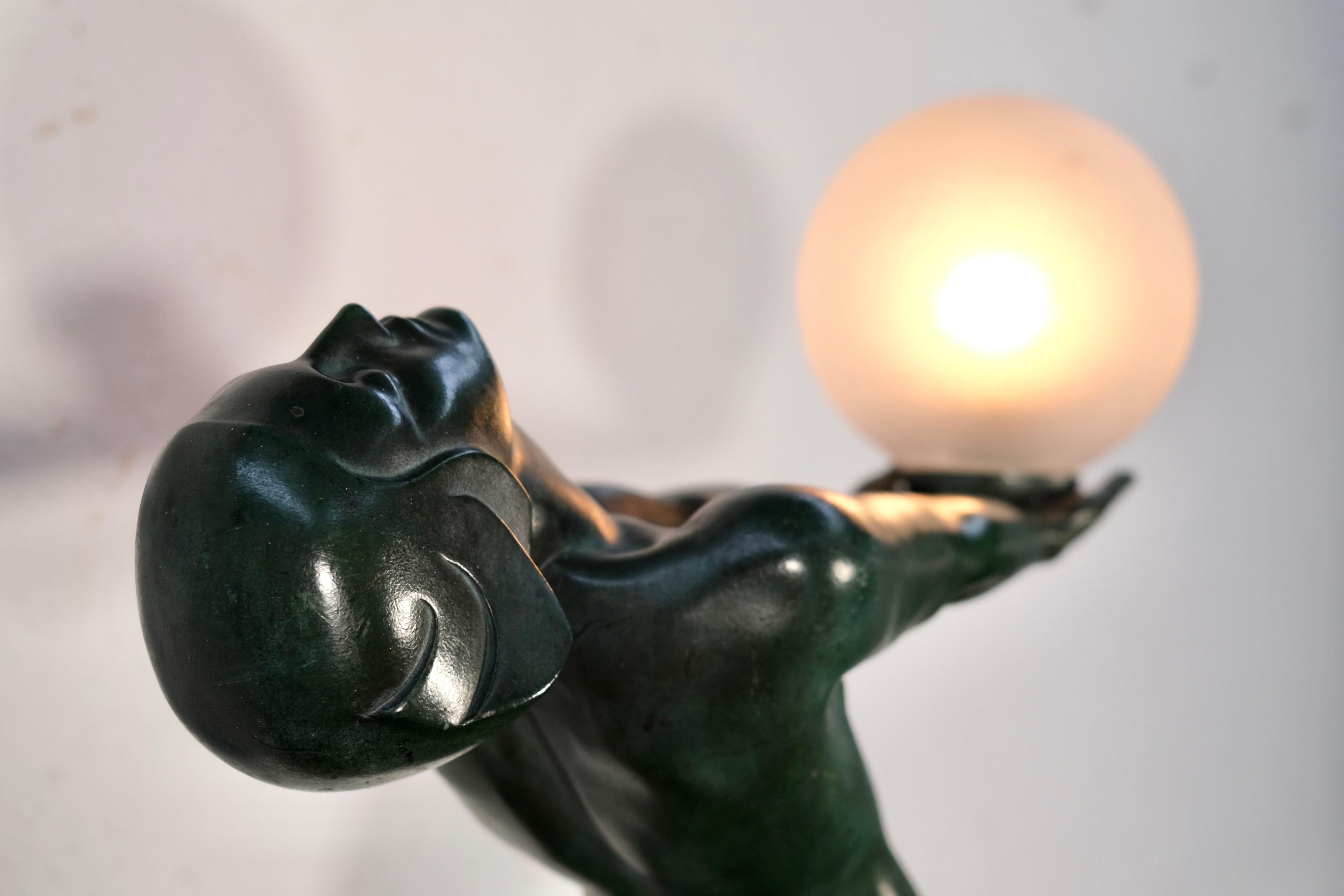 Escultura Clarte Art Decó Bailarina de hierro fundido de Max Le Verrier Francia 1928 en venta 3