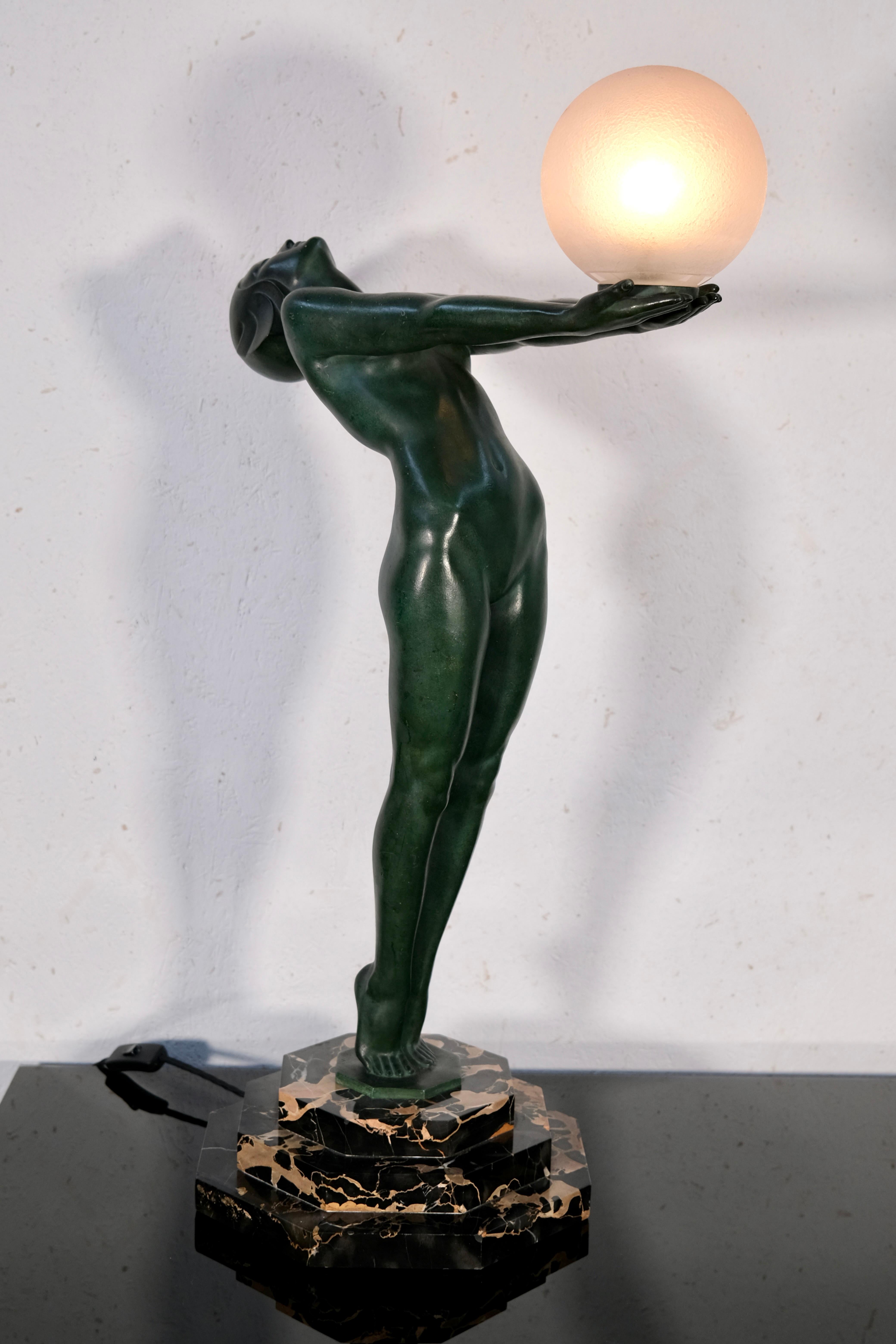 Escultura Clarte Art Decó Bailarina de hierro fundido de Max Le Verrier Francia 1928 en venta 4