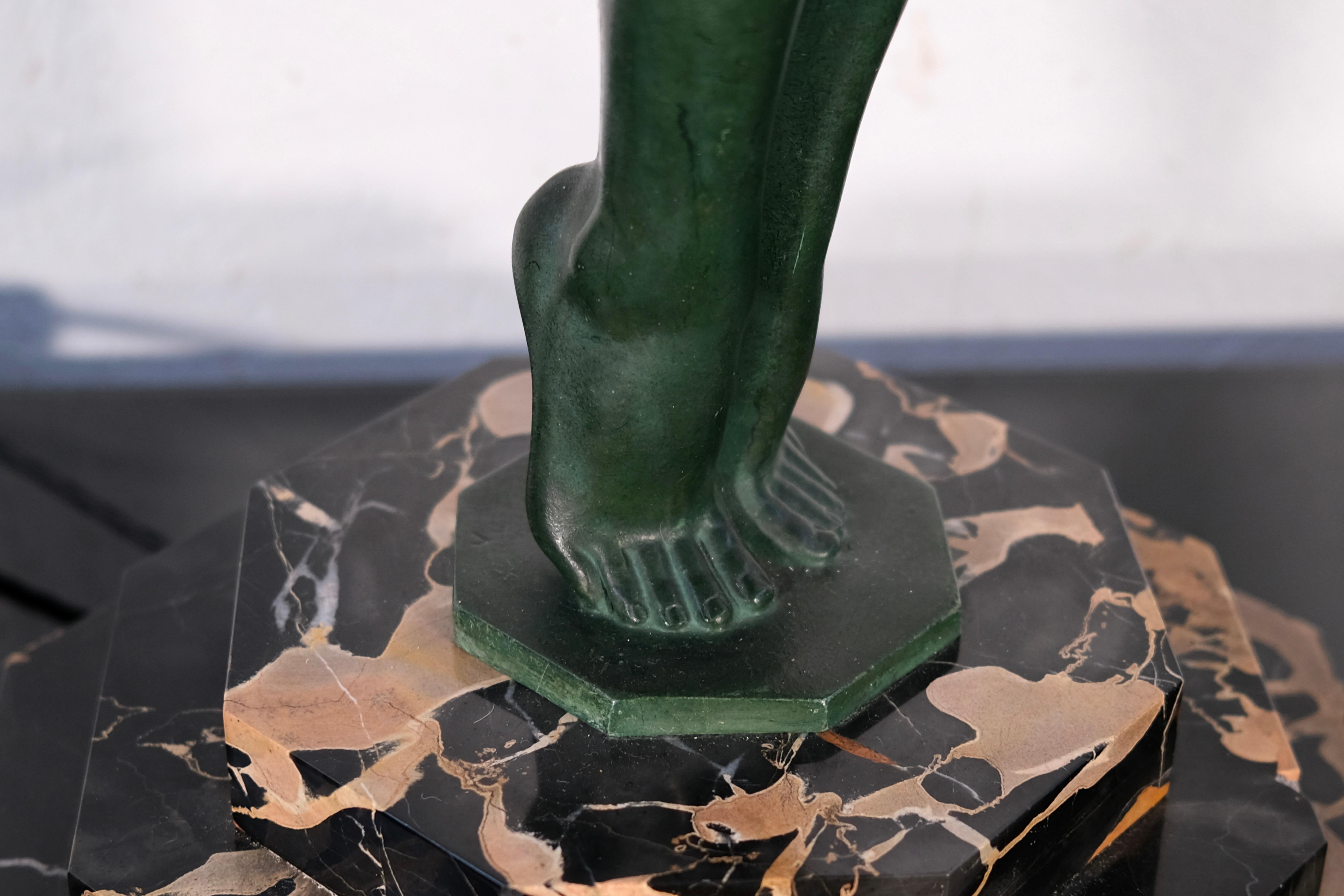 Escultura Clarte Art Decó Bailarina de hierro fundido de Max Le Verrier Francia 1928 en venta 5