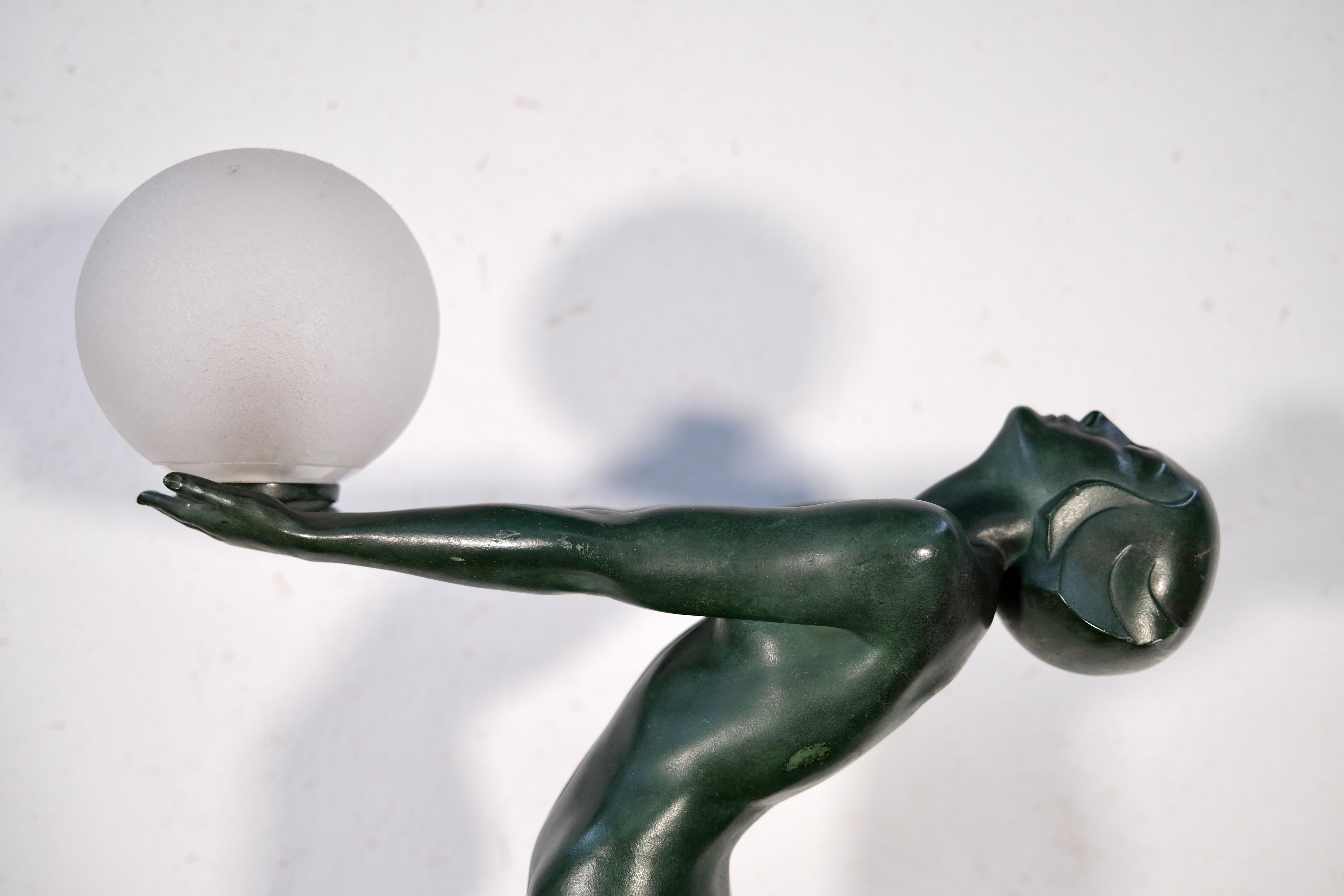 Escultura Clarte Art Decó Bailarina de hierro fundido de Max Le Verrier Francia 1928 en venta 11