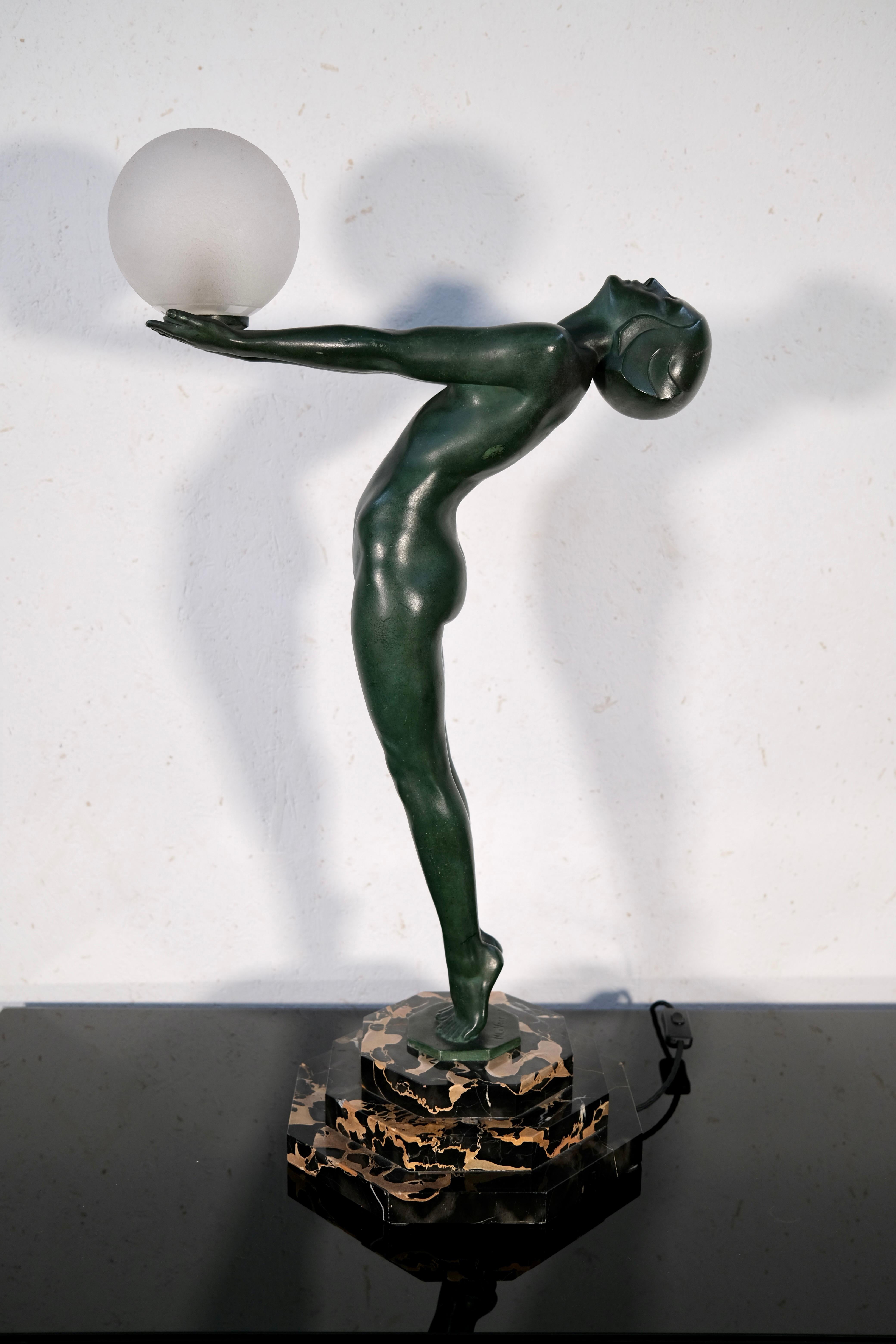Escultura Clarte Art Decó Bailarina de hierro fundido de Max Le Verrier Francia 1928 Patinado en venta