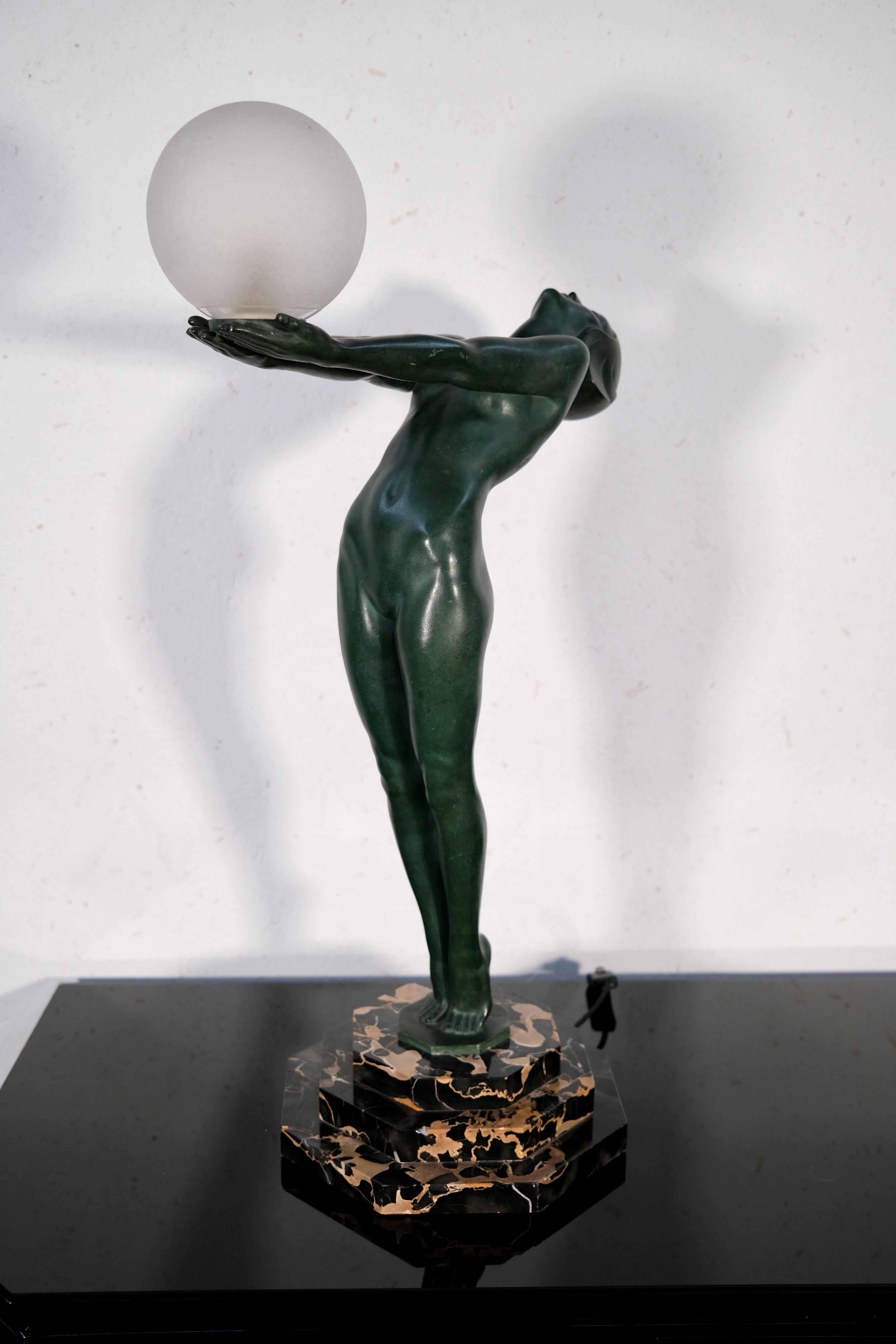 Escultura Clarte Art Decó Bailarina de hierro fundido de Max Le Verrier Francia 1928 en Bueno estado para la venta en Ulm, DE