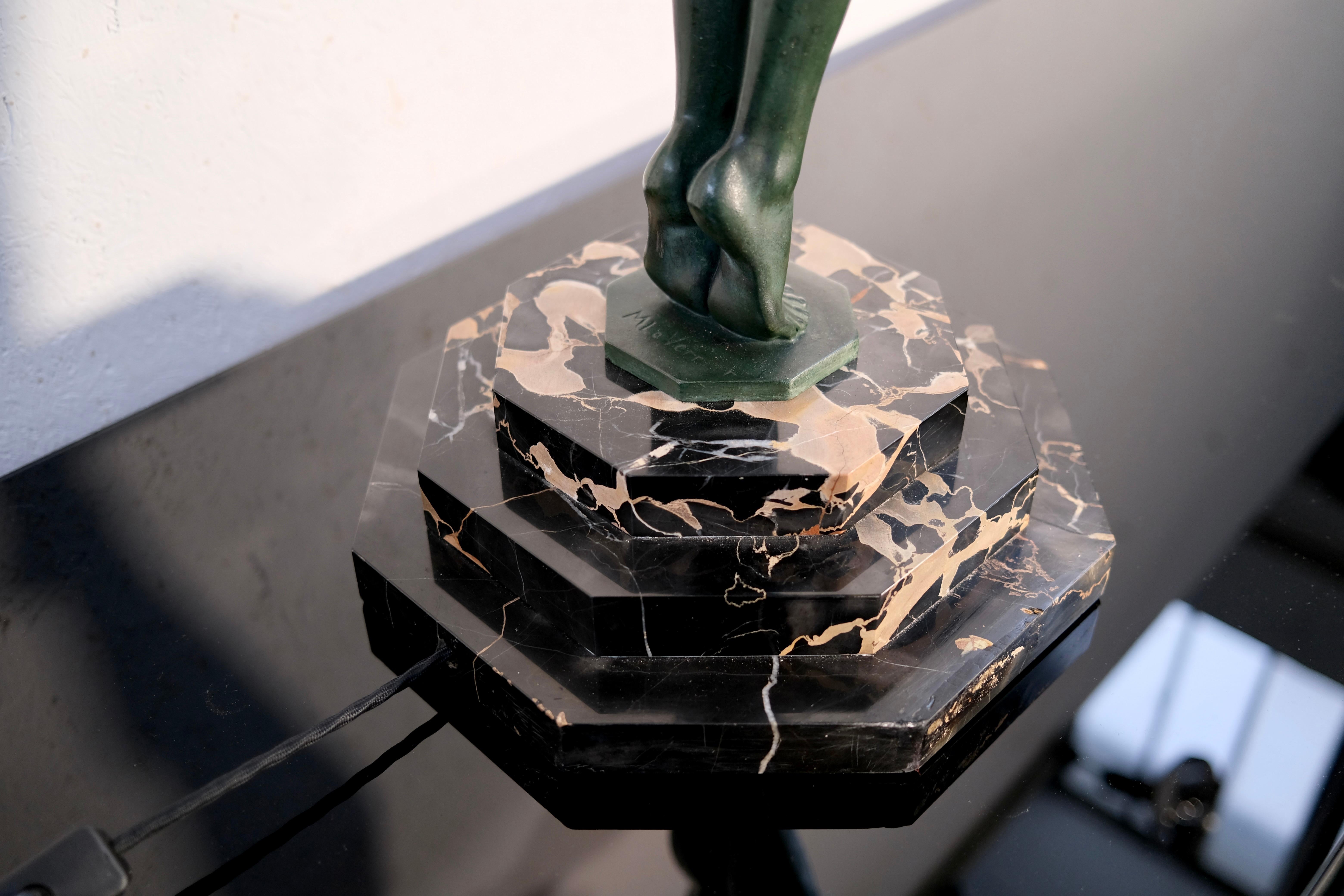 Escultura Clarte Art Decó Bailarina de hierro fundido de Max Le Verrier Francia 1928 siglo XX en venta