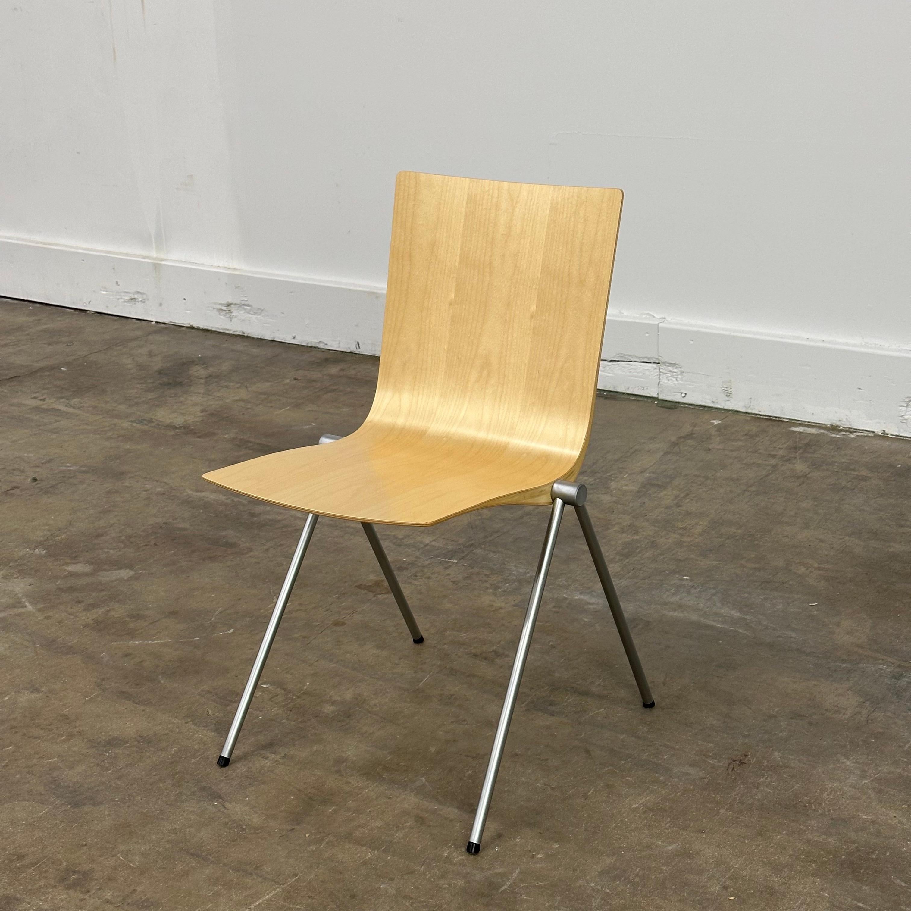 Der Stuhl Clash ist ein hervorragender Allzweckstuhl mit einer raffinierten, in den Rahmen integrierten Reihenverbindung. Es gibt keine sichtbaren Befestigungen an Sitz und Beinen des Stuhls, da diese durch Zusammenstecken der Teile miteinander