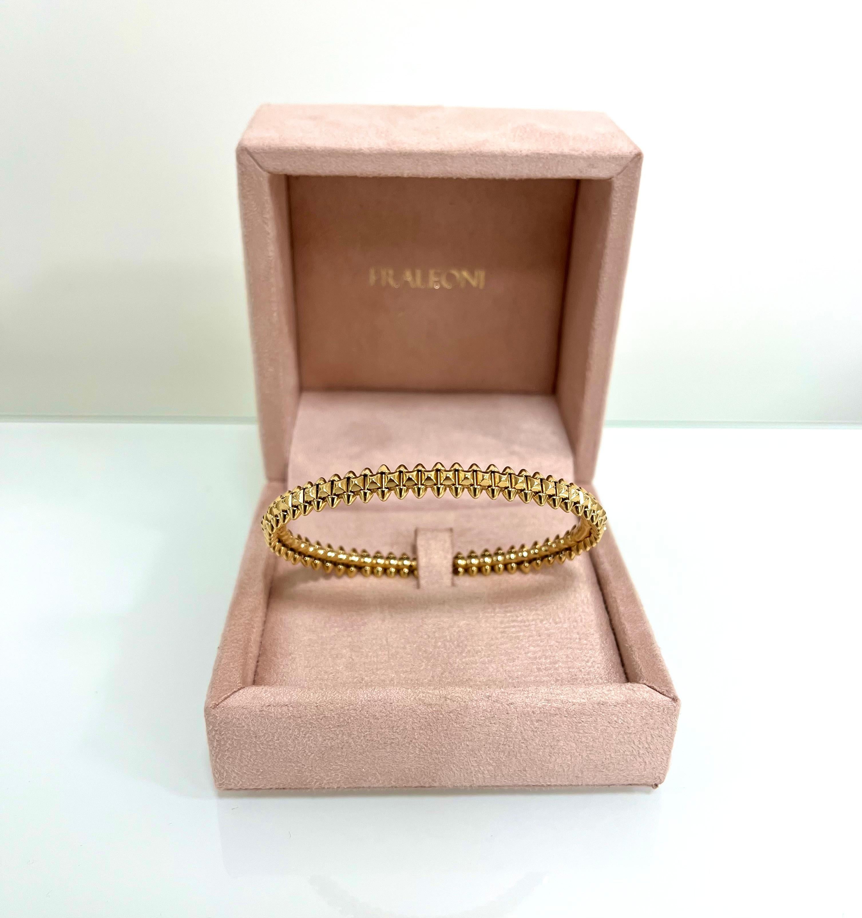 Clash de Cartier 18 kt. yellow gold bangle.
This modern bracelet is perfect on every occasion.
The signature row of clou carré studs is the striking backbone of the collection.
Width: 6.2 mm.
Weight: gr. 28.50
Inner circumference: 5.10 cm.
Cartier