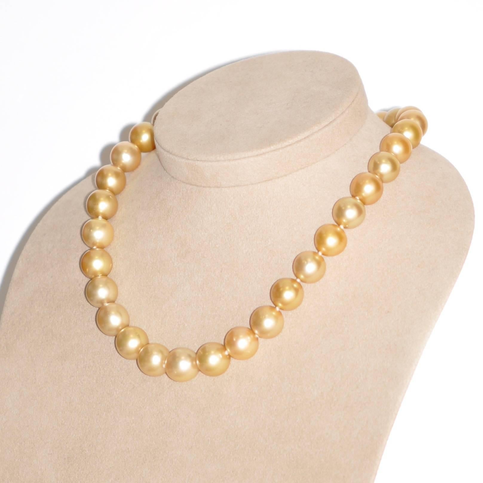 Ein prächtiges Collier aus goldenen Südseeperlen, ein wahres Meisterwerk des Ozeans, das Eleganz und Raffinesse verkörpert. Jede der 32 goldenen Südseeperlen mit einer Größe von 14/12 mm ist ein Unikat, das die natürliche Schönheit der