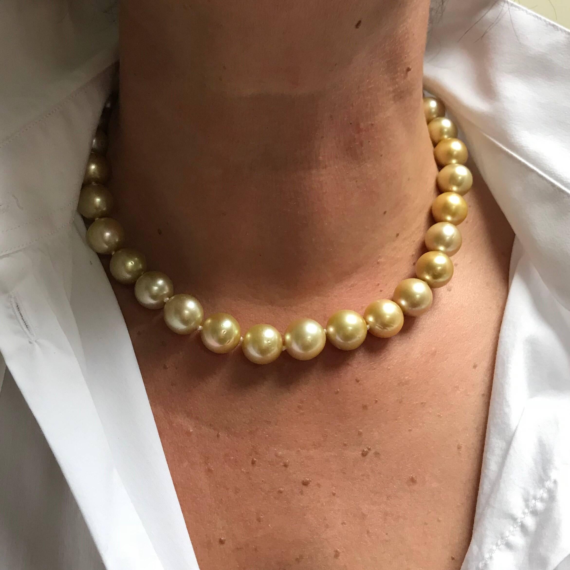 Verschluss Perlen-Halskette 32 Südsee-Goldperlen Gelbgold 18 Karat im Zustand „Neu“ im Angebot in Vannes, FR