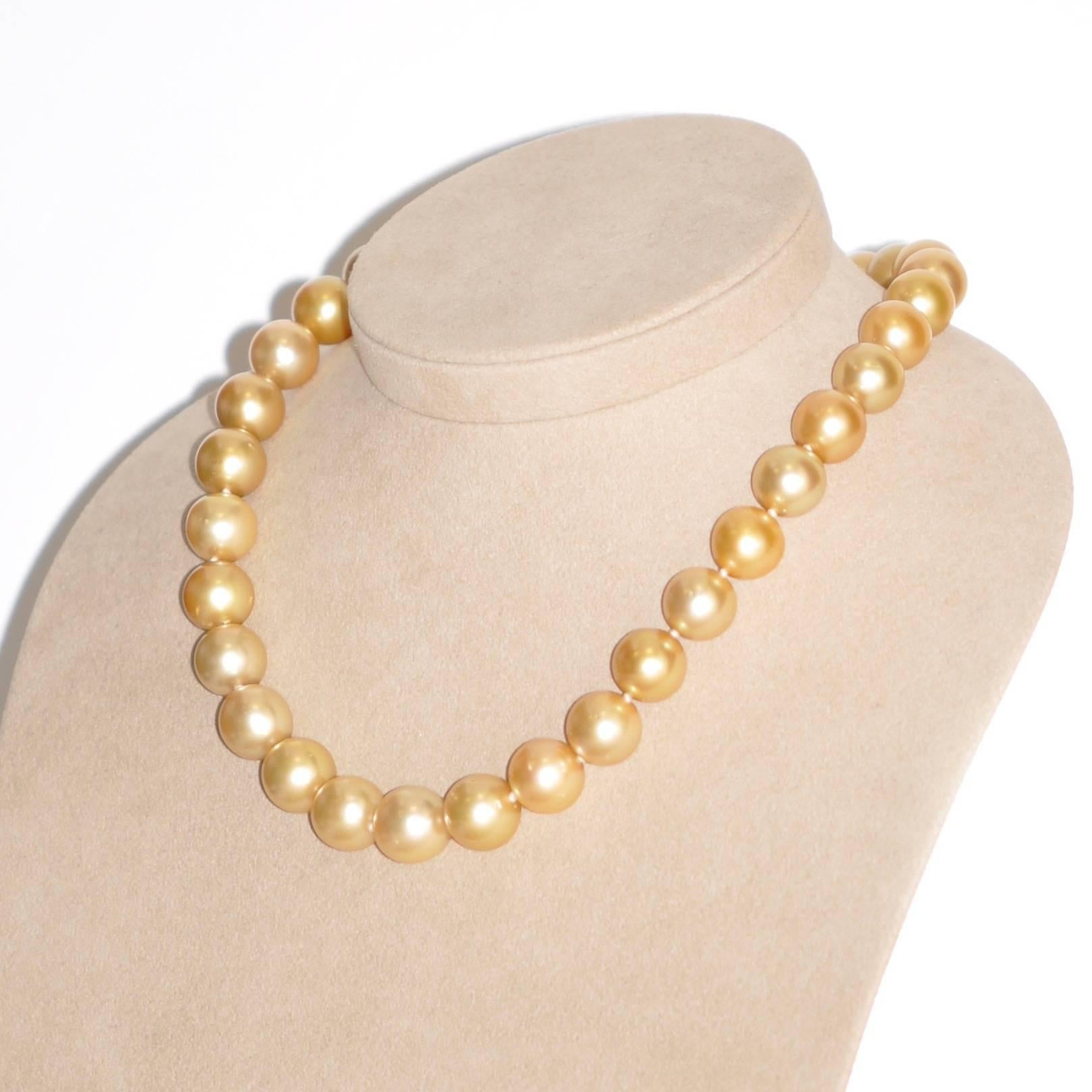 Un magnifique collier de perles dorées des mers du Sud, véritable chef-d'œuvre de l'océan qui incarne l'élégance et la sophistication. Composée de 32 perles dorées des mers du Sud mesurant 14/12 mm, chacune est unique, reflétant la beauté naturelle