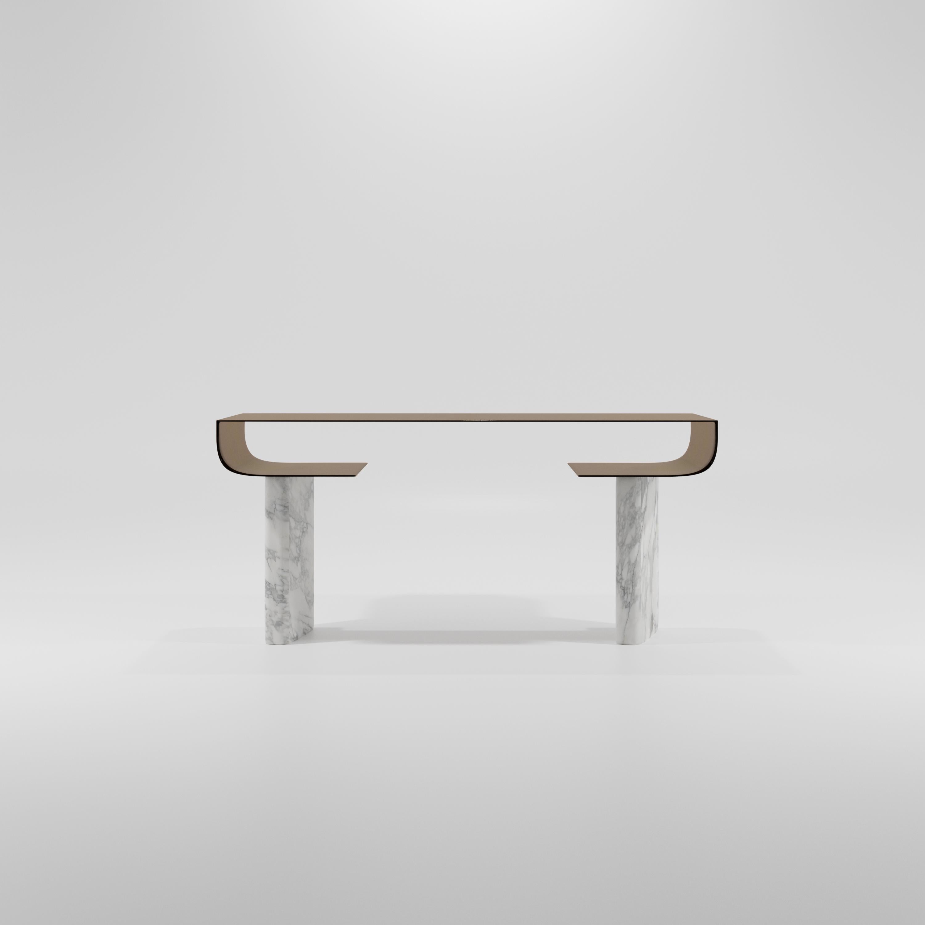 Il marmo italiano Breccia Calcutta e il vetro curvo fumé modellato costituiscono i due elementi della nostra scrivania Clasp. È un gioco di forza e leggerezza. Un pezzo di design da collezione realizzato a mano con materiali durevoli e un design
