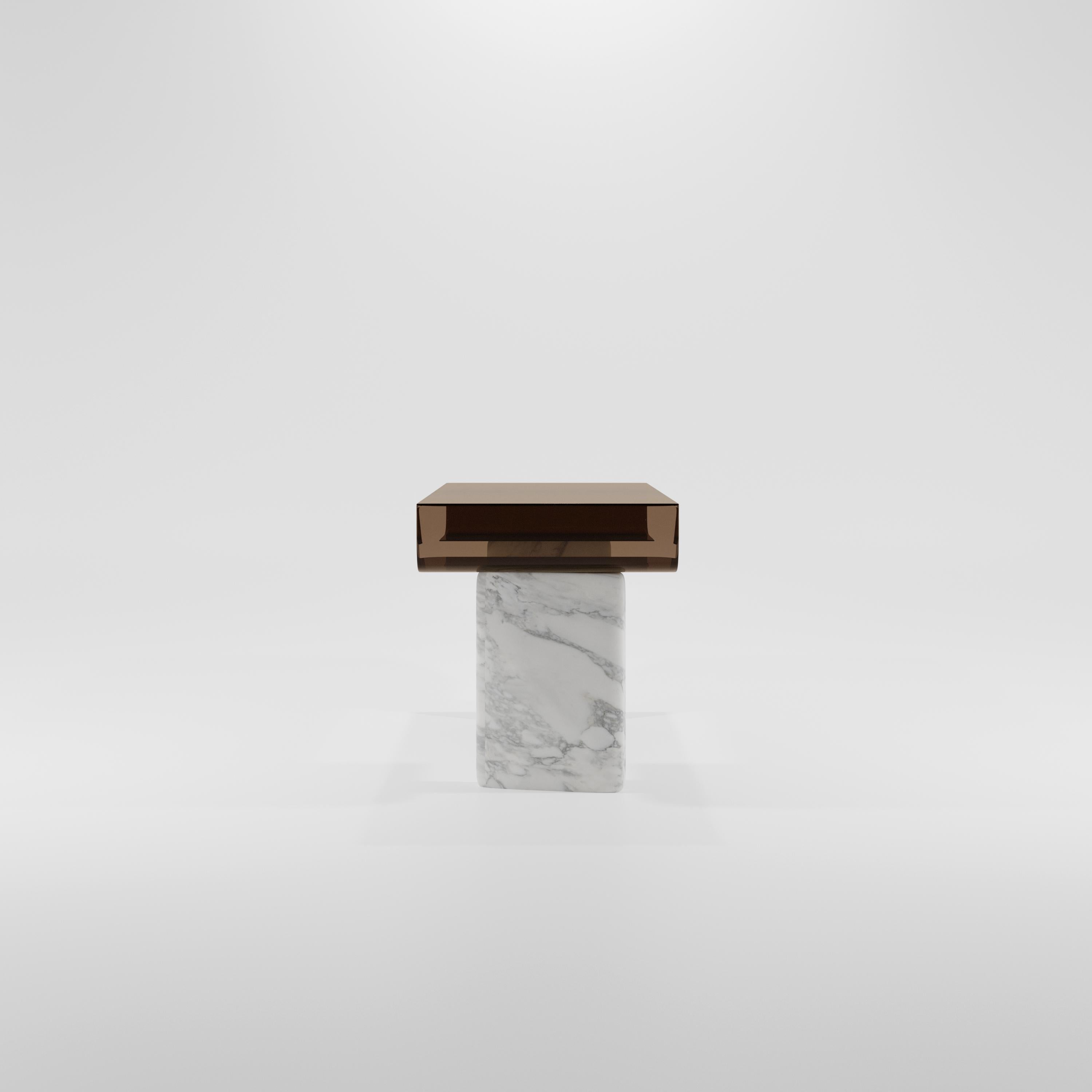 Mid-Century moderno Scrivania in vetro fumé e marmo di Breccia Calacutta di 21st Century Design Clasp in vendita