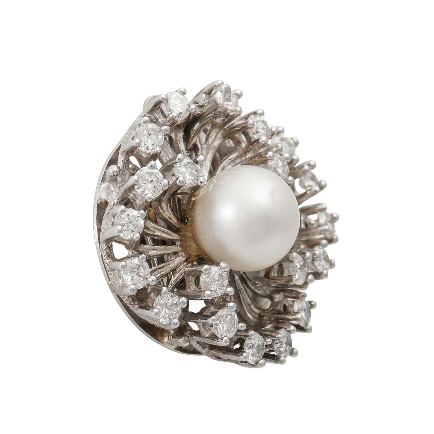 Clasp with cultured pearl approx. 8 mm, 20 brilliant-cut diamonds total approx. 1 ct W/SI-P, WG 14K, D: approx. 2 cm.
