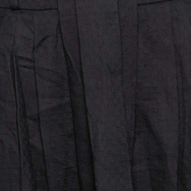 Class by Roberto Cavalli te trae esta falda negra de talle alto que puedes llevar con tops, camisetas y blusas por igual. Está hecha de cómodo algodón y tiene una bonita silueta fluida.