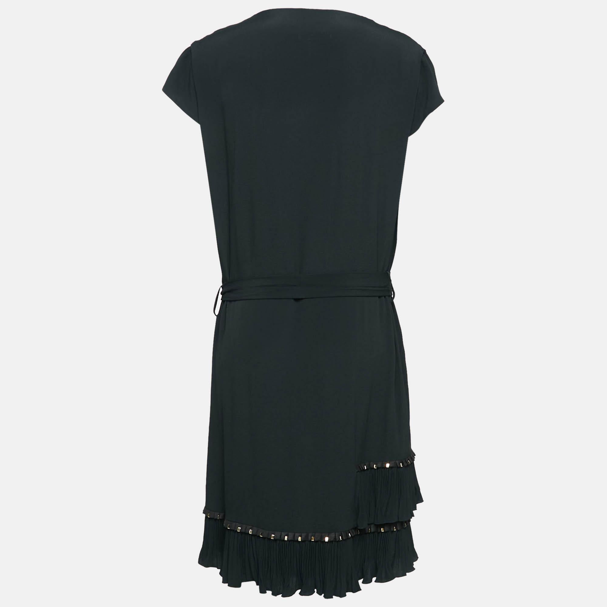Exhibit a stylish look by wearing this beautiful designer dress. Tailored using fine fabric this dress has a chic silhouette for a framing fit. Style the creation with chic accessories and pumps.