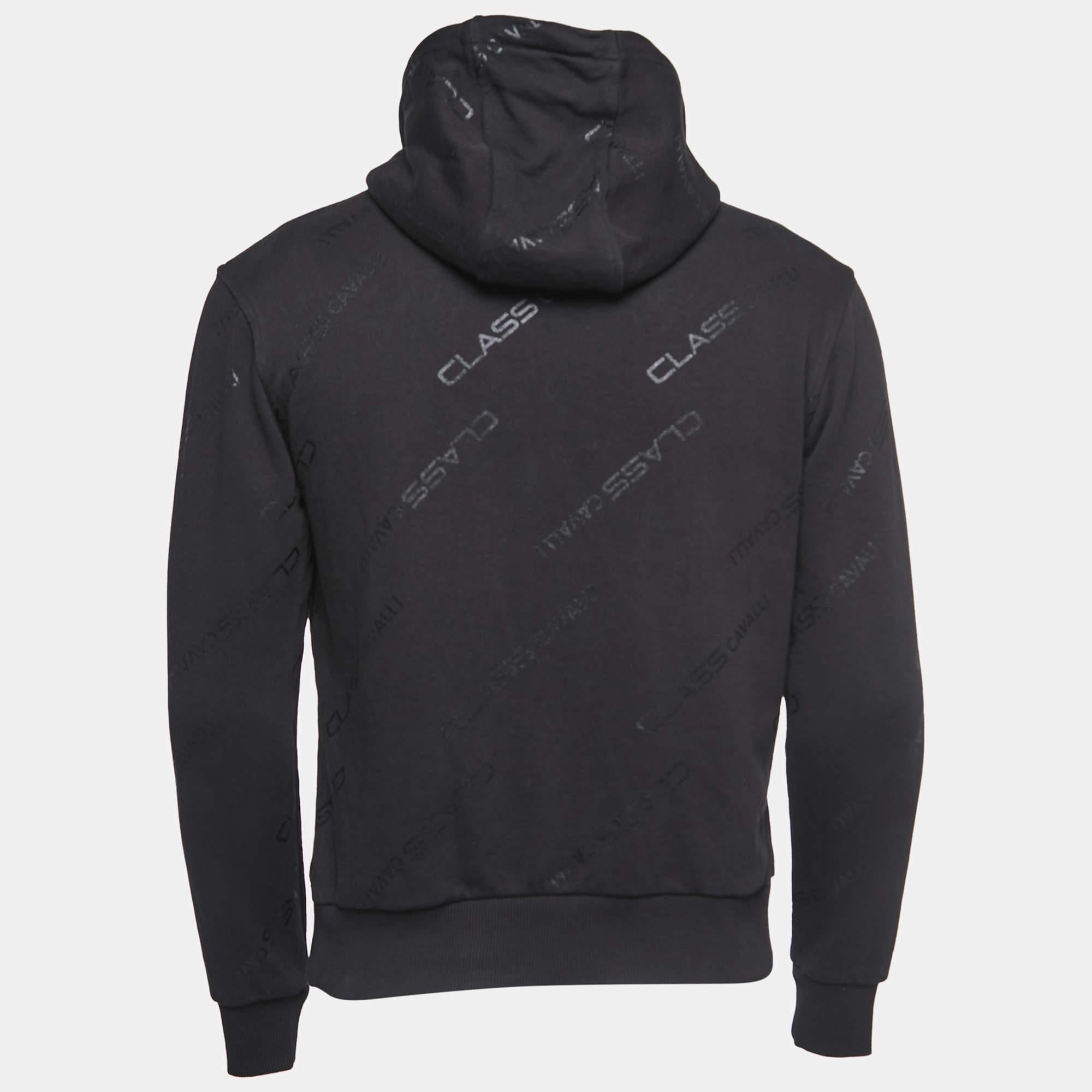 This hoodie is all about sporting a classy and comfy style. It is tailored from soft fabric which is highlighted with signature accents.