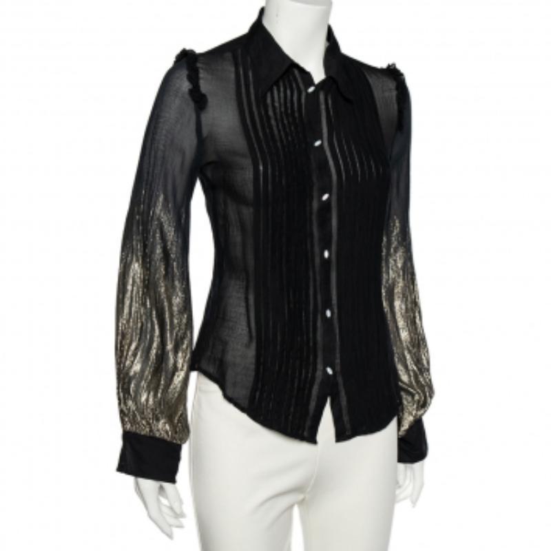 Mélange de confort et de mode, cette chemise de Class by Roberto Cavalli est exactement ce qu'il vous faut pour paraître luxueux et élégant. Il se compose d'un tissu en crêpe lurex noir et présente des détails boutonnés sur le devant, des cols et