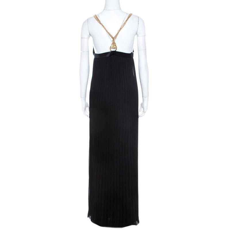 An exquisite fusion of class and grace, you cannot go wrong with this Class By Roberto Cavalli dress. Offering both fashion and style, this black dress brings a gold-tone chain strap and pleats that create a gorgeous skirt. You can pair it with
