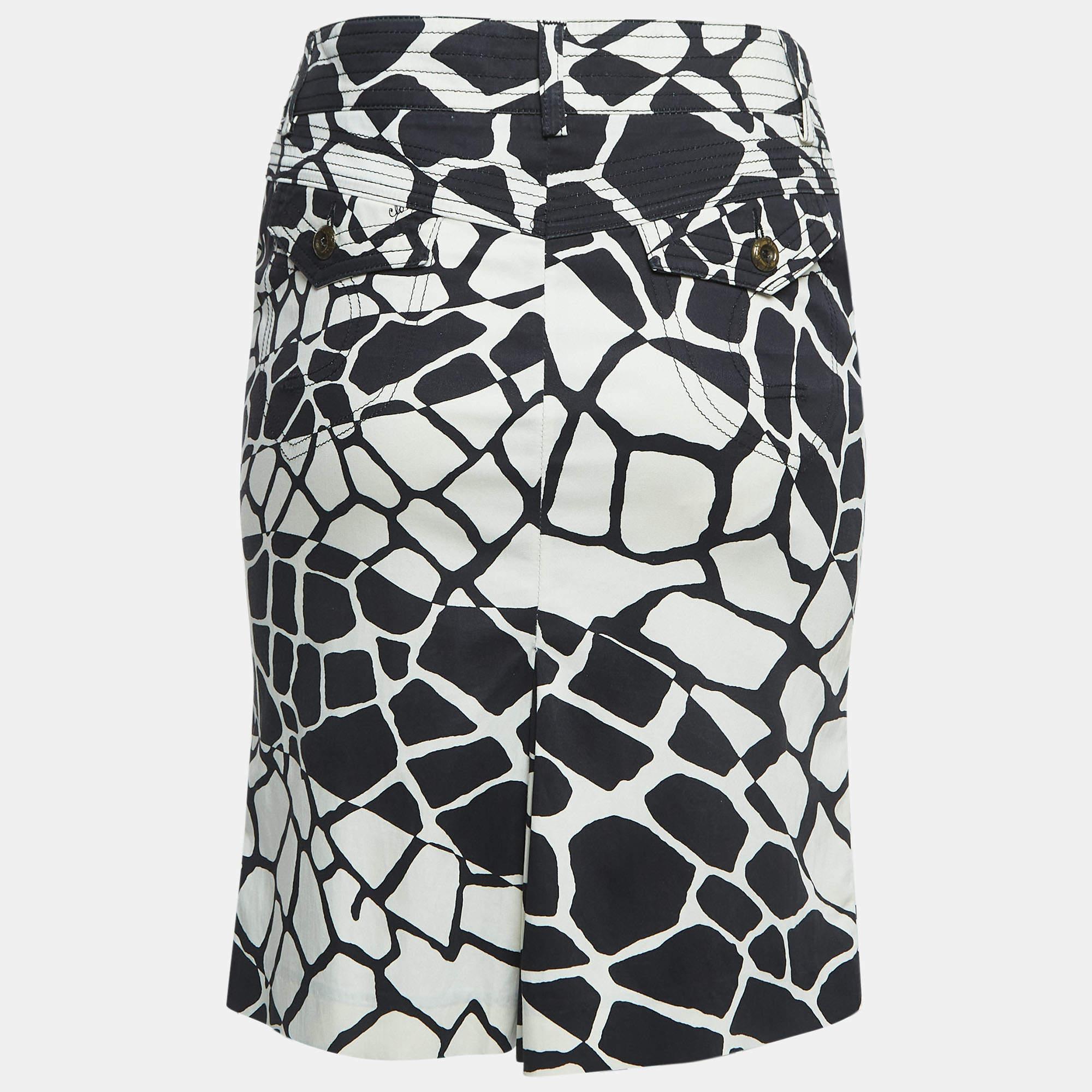 La jupe Class by Roberto Cavalli respire l'élégance avec sa teinte noire saisissante et son imprimé complexe. Fabrice en crêpe luxueux, il présente des plis méticuleux qui donnent de la dimension et du mouvement à votre ensemble. Parfaite pour les