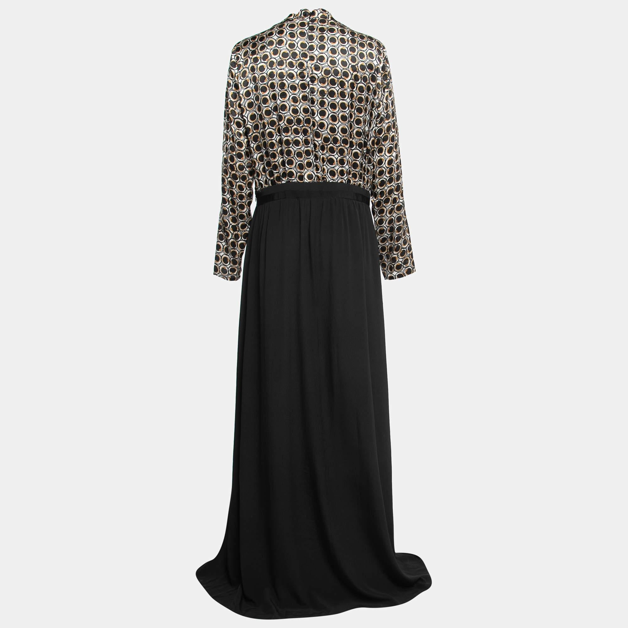 This Class by Roberto Cavalli maxi dress is a fashionable and versatile piece that exudes elegance and comfort. With its long silhouette, it provides a flattering and feminine look. Designed with chic details and unique cuts, it effortlessly